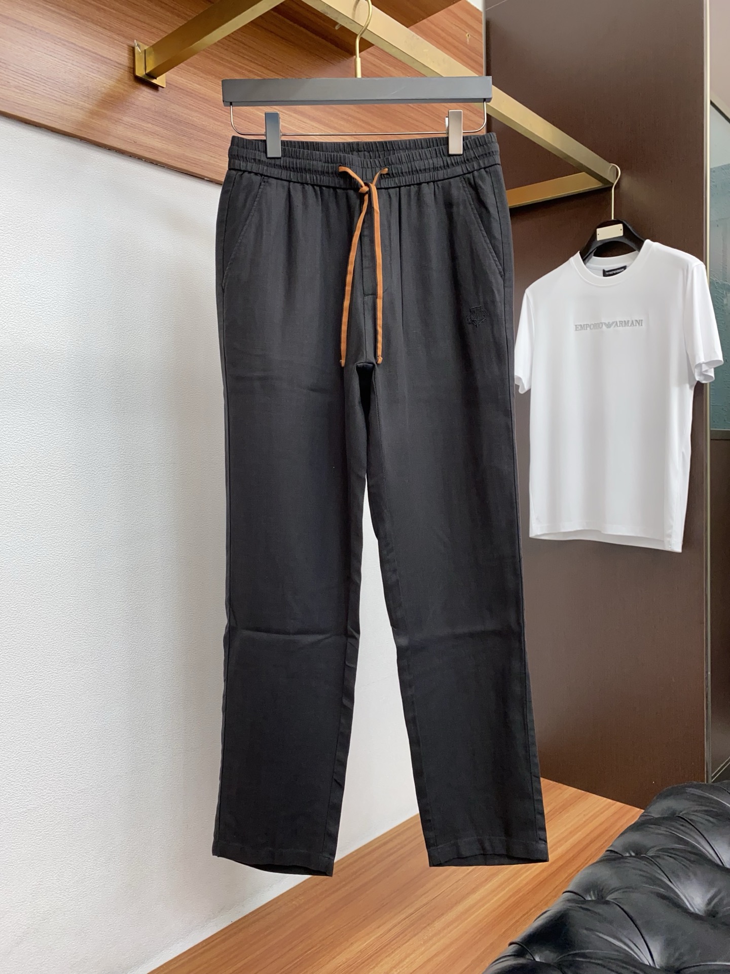 Loro piana 诺悠偏雅 26春夏新款 休闲裤 干净利落剪裁，都市风十足 采用精纺棉麻纤维面料手感
