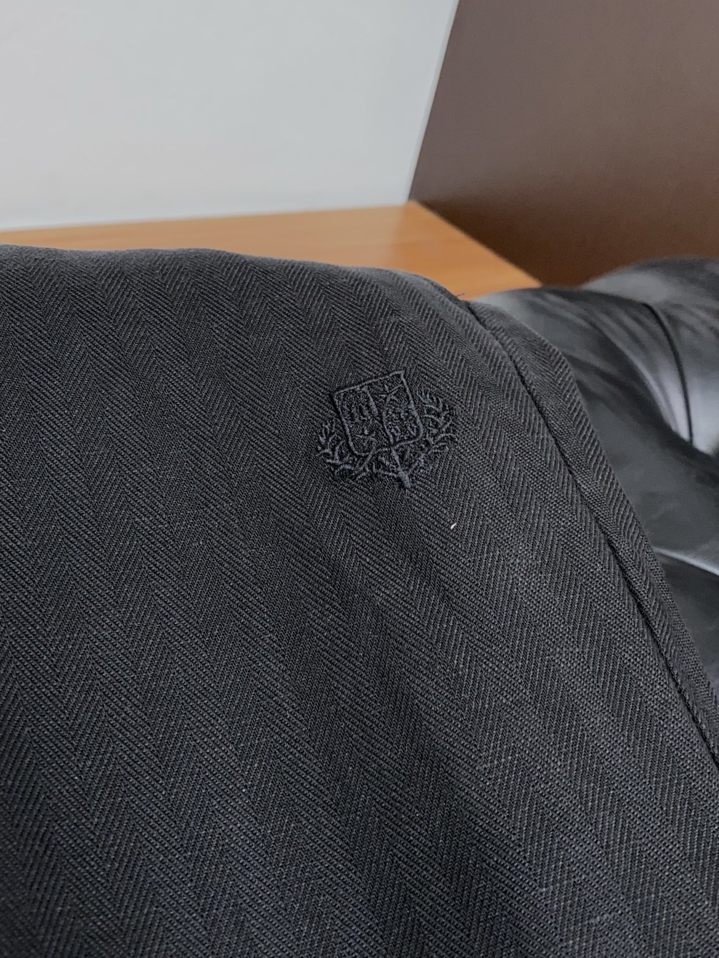 Loro piana 诺悠偏雅 26春夏新款 休闲裤 干净利落剪裁，都市风十足 采用精纺棉麻纤维面料手感