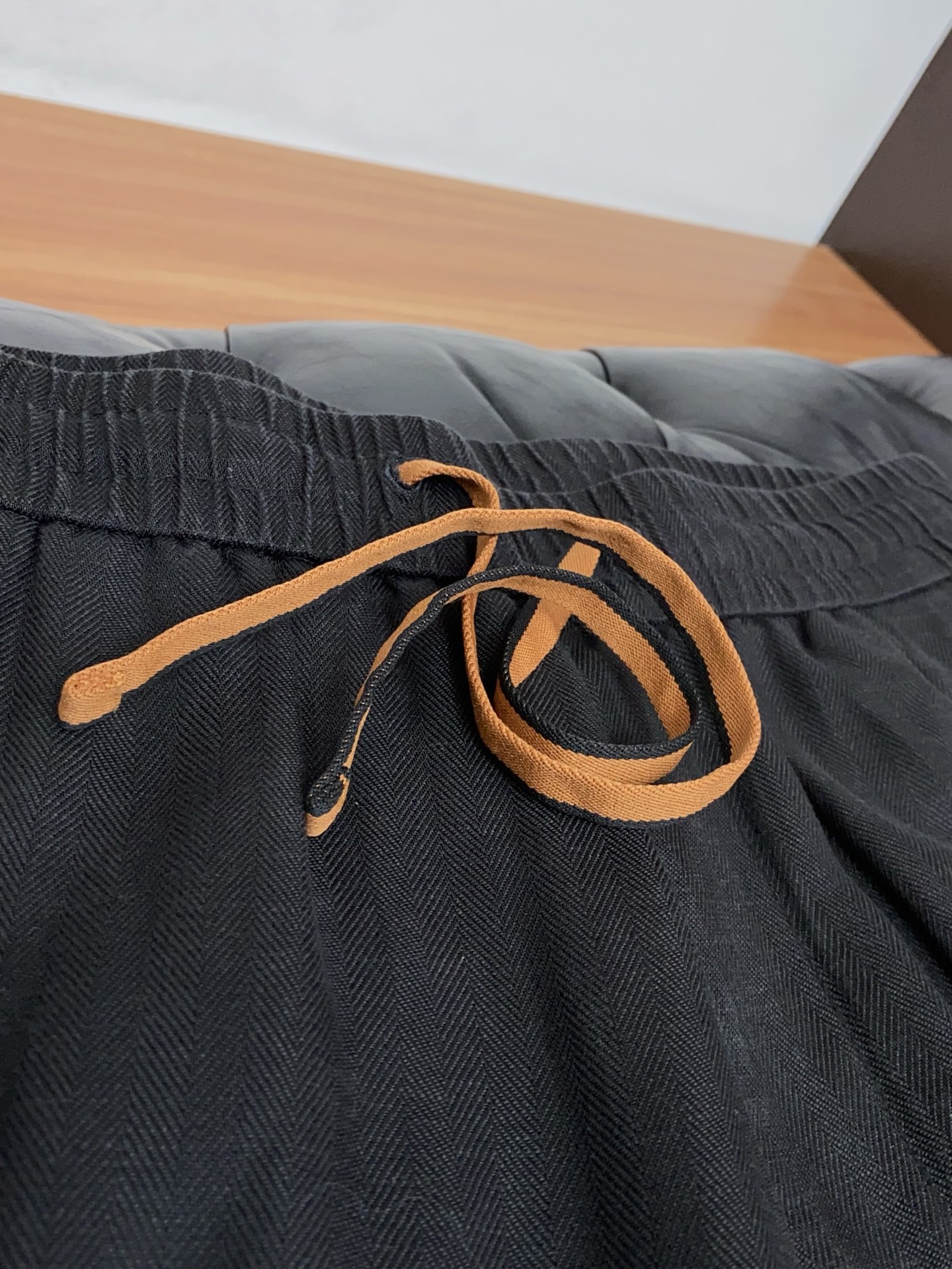 Loro piana 诺悠偏雅 26春夏新款 休闲裤 干净利落剪裁，都市风十足 采用精纺棉麻纤维面料手感
