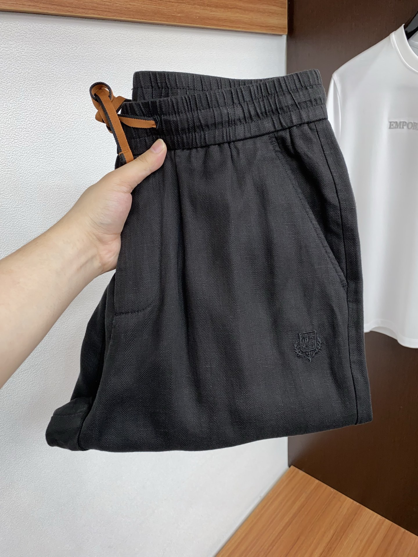 Loro piana 诺悠偏雅 26春夏新款 休闲裤 干净利落剪裁，都市风十足 采用精纺棉麻纤维面料手感