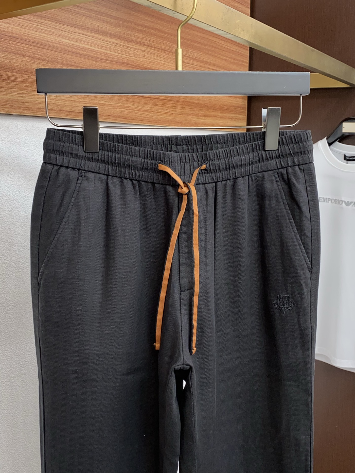 Loro piana 诺悠偏雅 26春夏新款 休闲裤 干净利落剪裁，都市风十足 采用精纺棉麻纤维面料手感