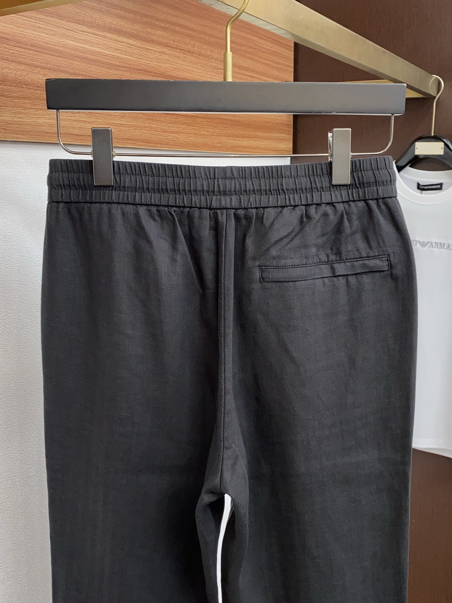 Loro piana 诺悠偏雅 26春夏新款 休闲裤 干净利落剪裁，都市风十足 采用精纺棉麻纤维面料手感