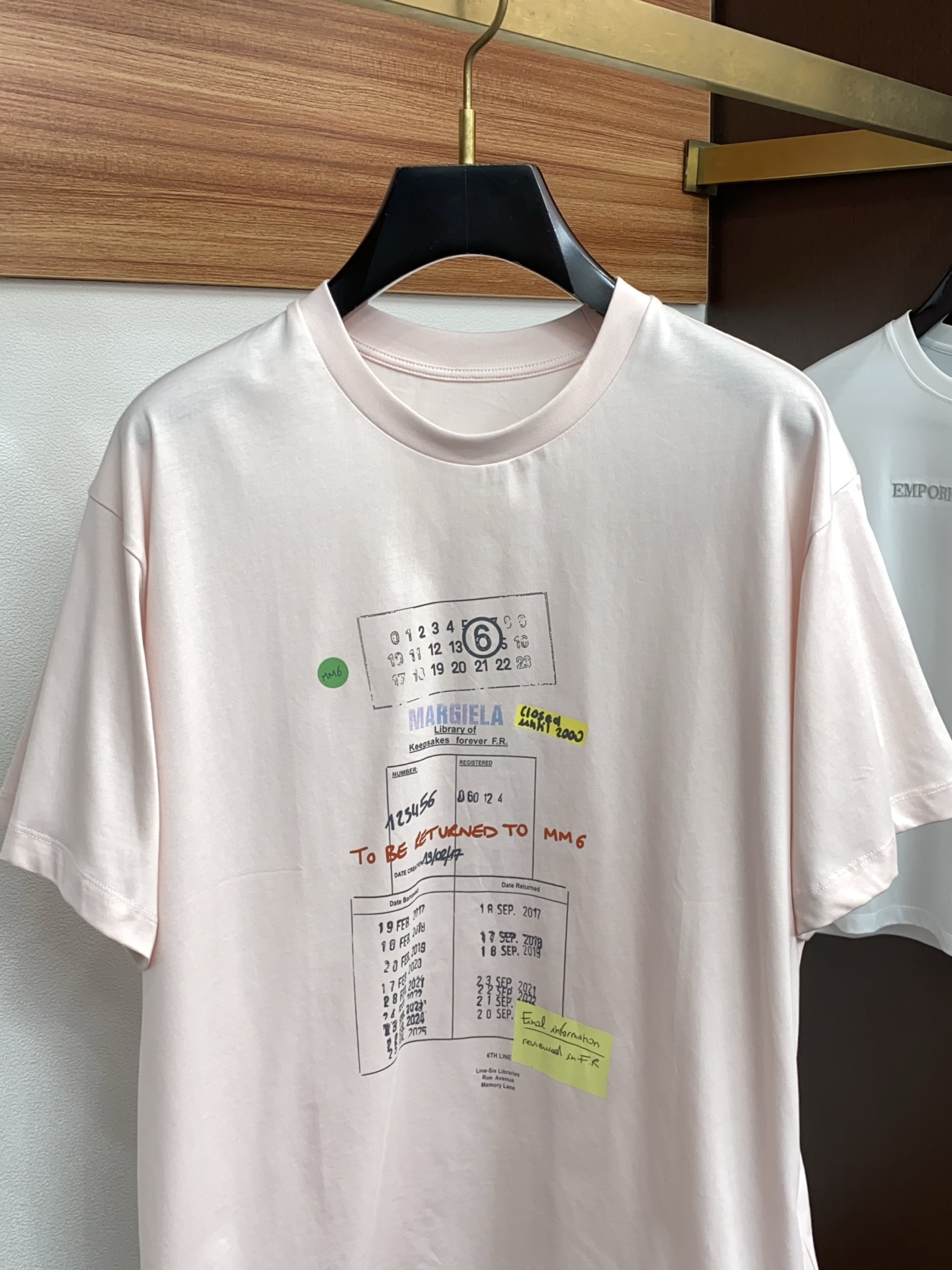 马吉拉 2026新款AW新品，时尚休闲打短袖 专柜同步有售，定制长绒棉面料，工艺极度复杂，视觉相当雅致时