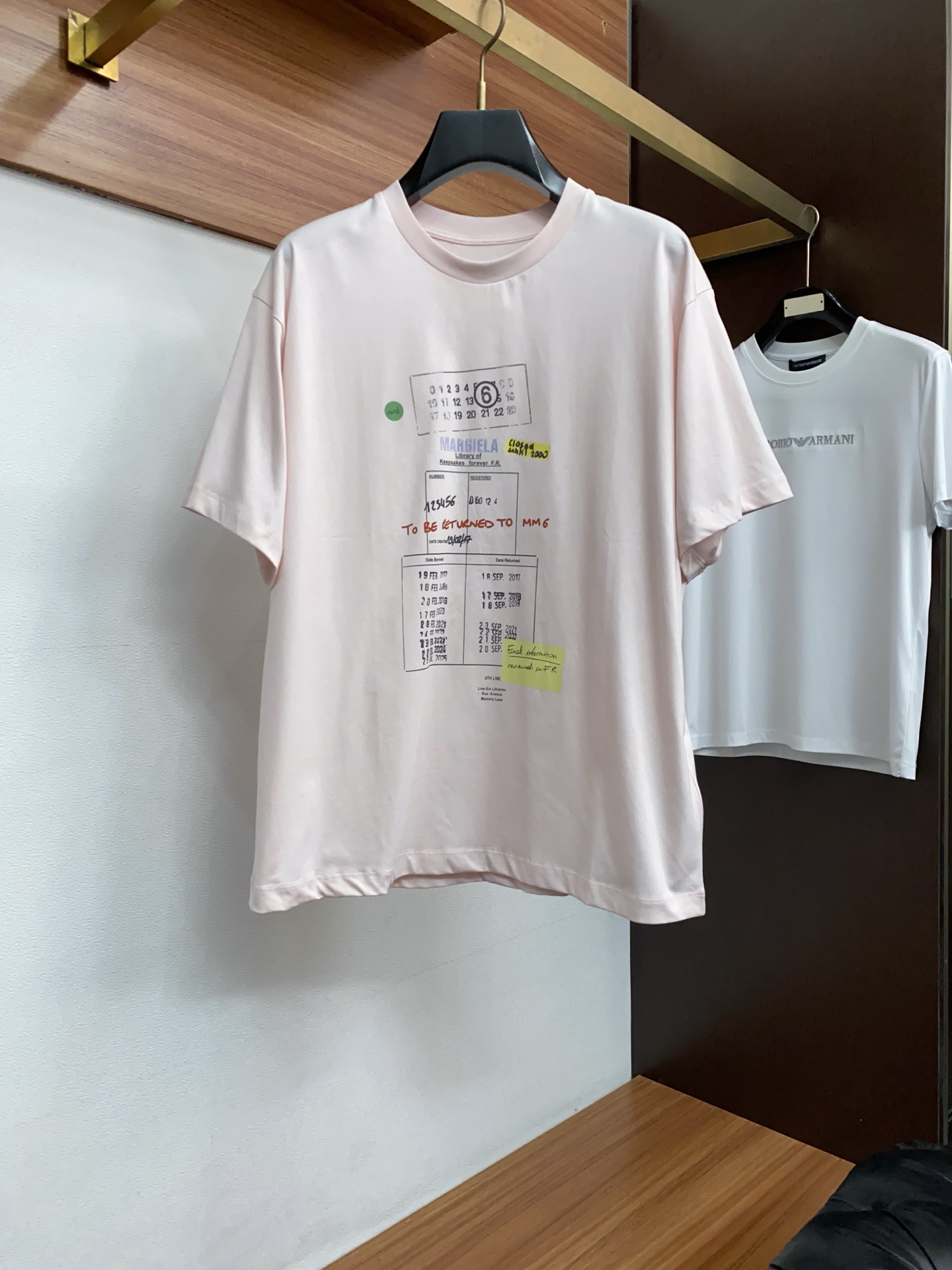 马吉拉 2026新款AW新品，时尚休闲打短袖 专柜同步有售，定制长绒棉面料，工艺极度复杂，视觉相当雅致时