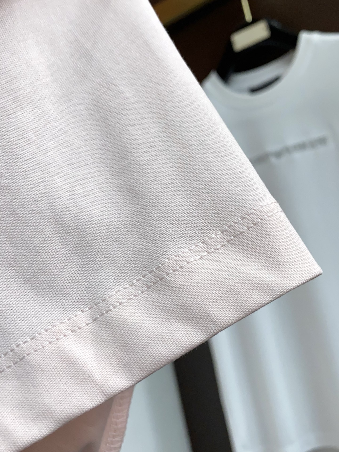 马吉拉 2026新款AW新品，时尚休闲打短袖 专柜同步有售，定制长绒棉面料，工艺极度复杂，视觉相当雅致时