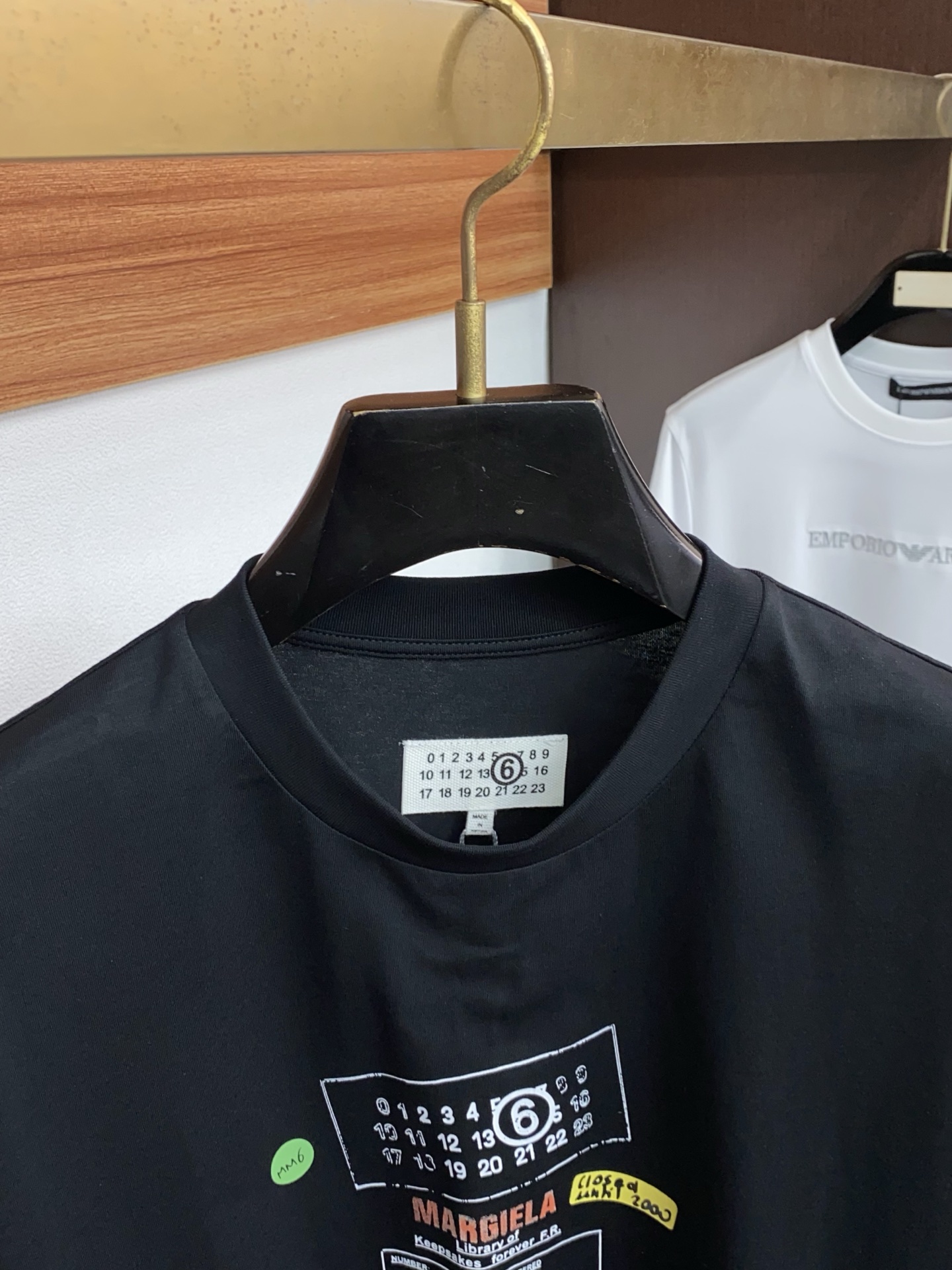 马吉拉 2026新款AW新品，时尚休闲打短袖 专柜同步有售，定制长绒棉面料，工艺极度复杂，视觉相当雅致时