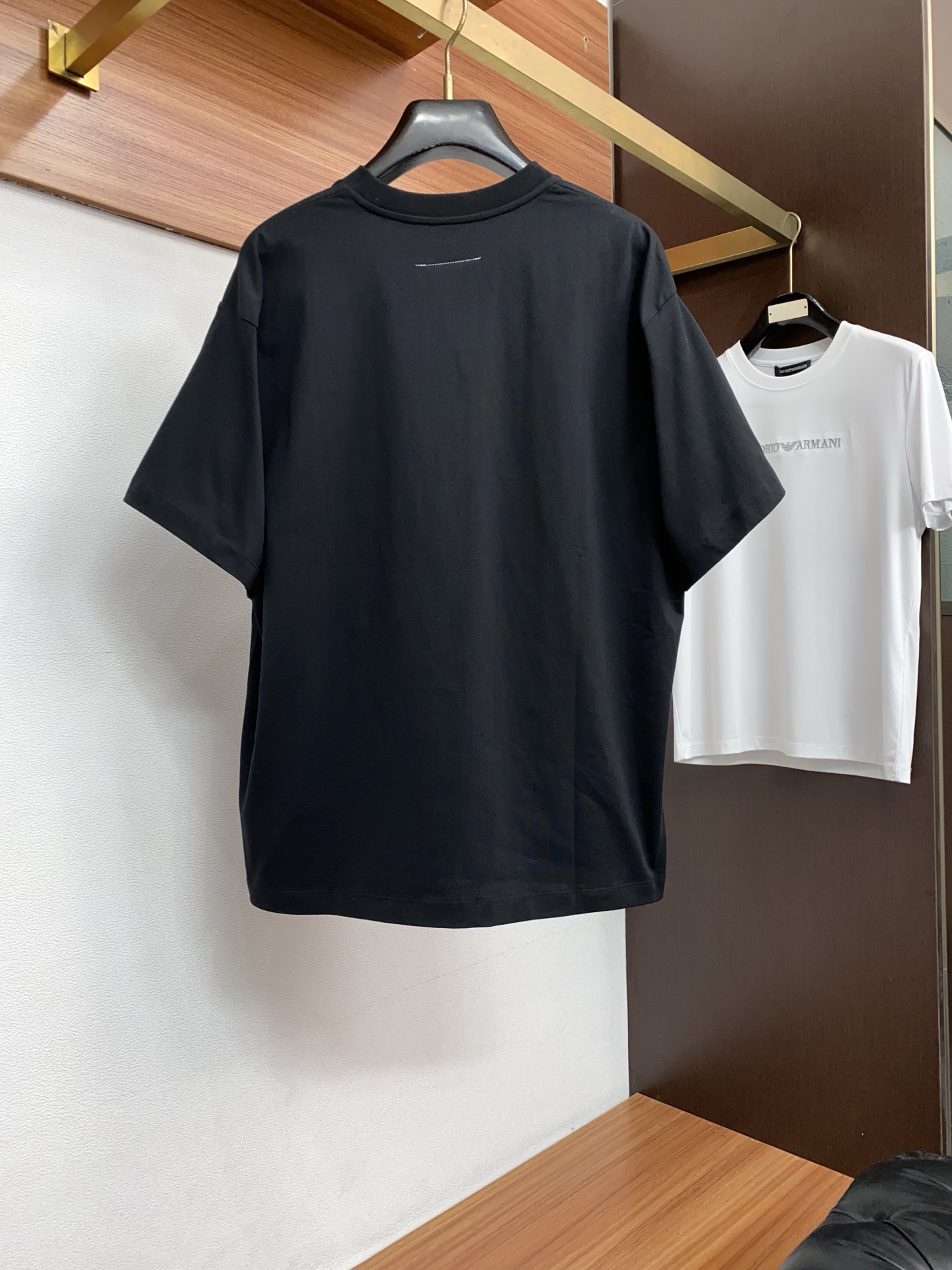 马吉拉 2026新款AW新品，时尚休闲打短袖 专柜同步有售，定制长绒棉面料，工艺极度复杂，视觉相当雅致时