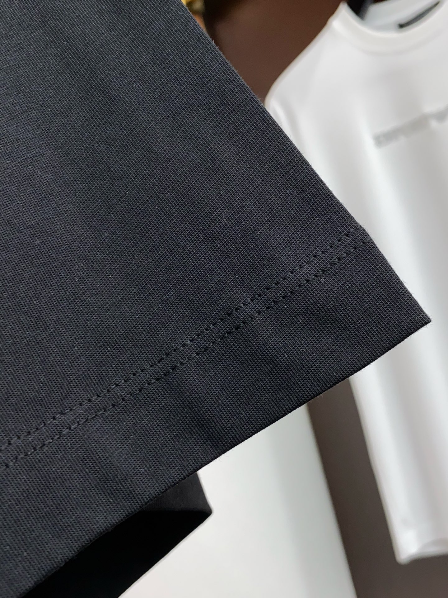 马吉拉 2026新款AW新品，时尚休闲打短袖 专柜同步有售，定制长绒棉面料，工艺极度复杂，视觉相当雅致时