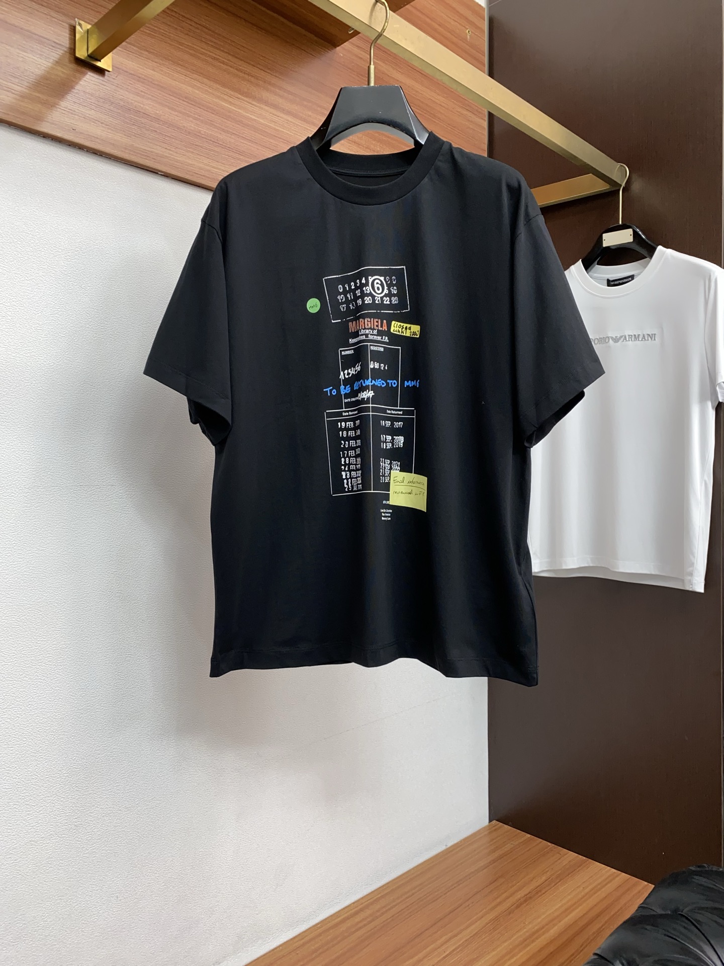 马吉拉 2026新款AW新品，时尚休闲打短袖 专柜同步有售，定制长绒棉面料，工艺极度复杂，视觉相当雅致时