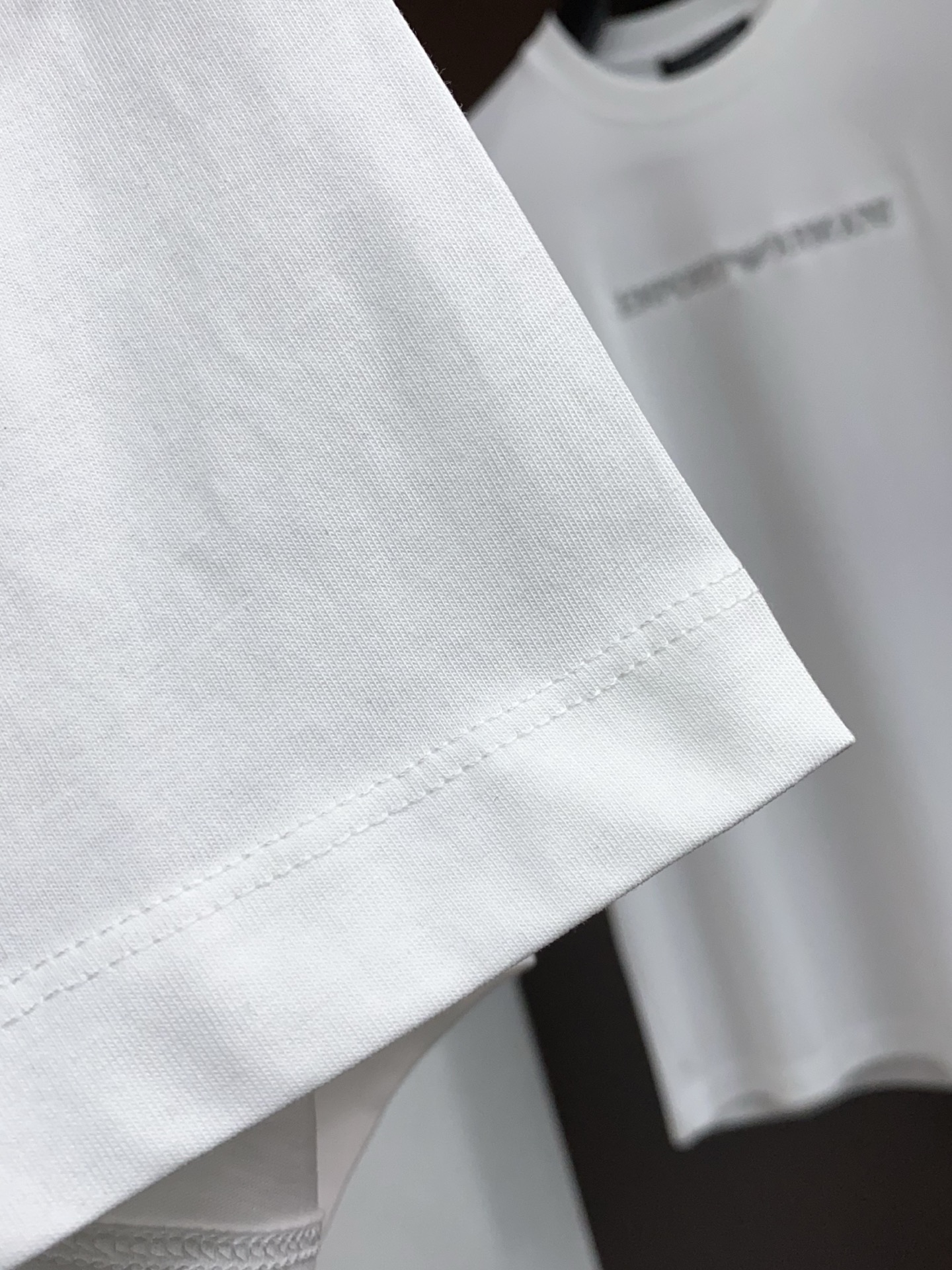 马吉拉 2026新款AW新品，时尚休闲打短袖 专柜同步有售，定制长绒棉面料，工艺极度复杂，视觉相当雅致时