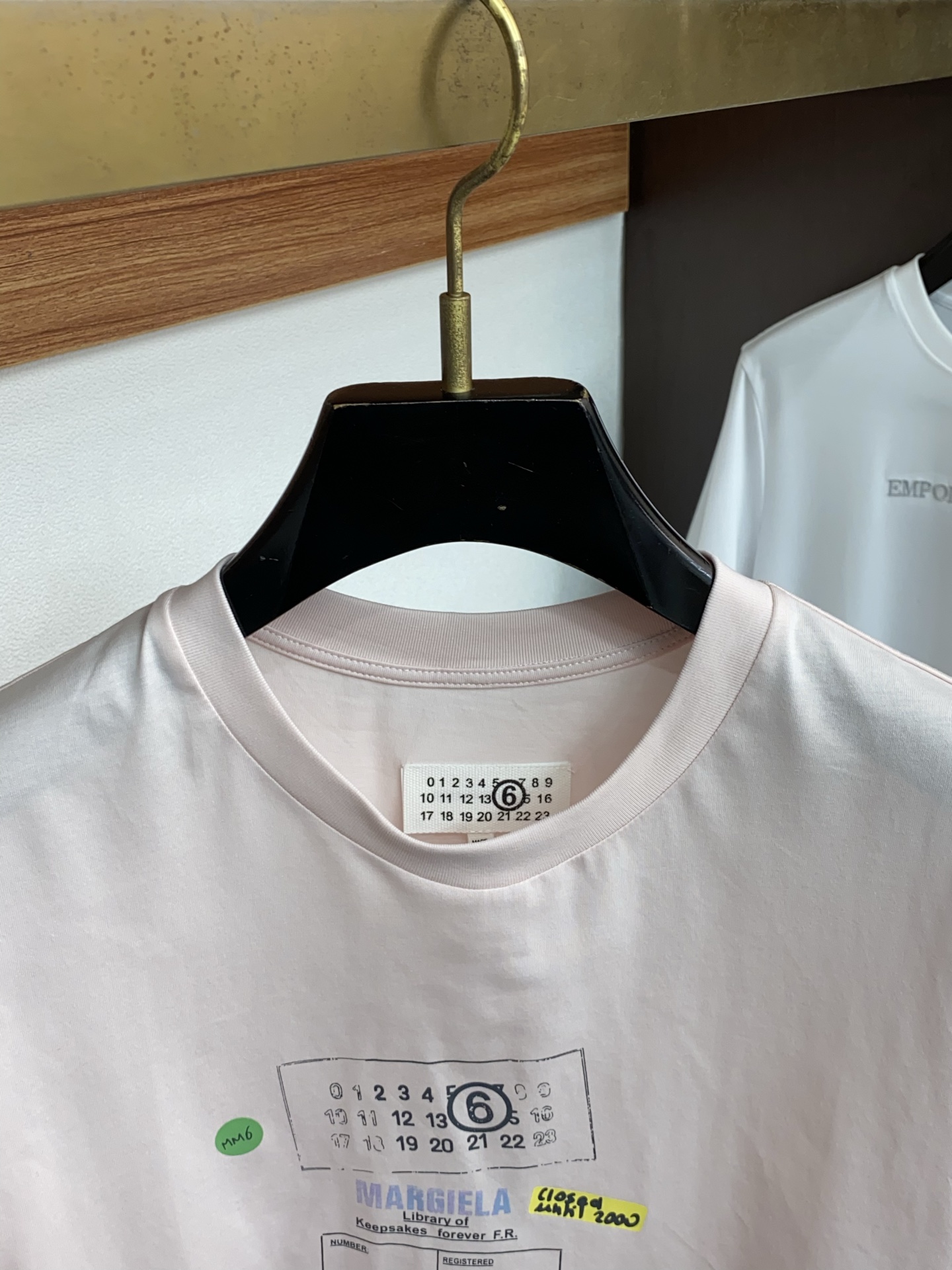 马吉拉 2026新款AW新品，时尚休闲打短袖 专柜同步有售，定制长绒棉面料，工艺极度复杂，视觉相当雅致时