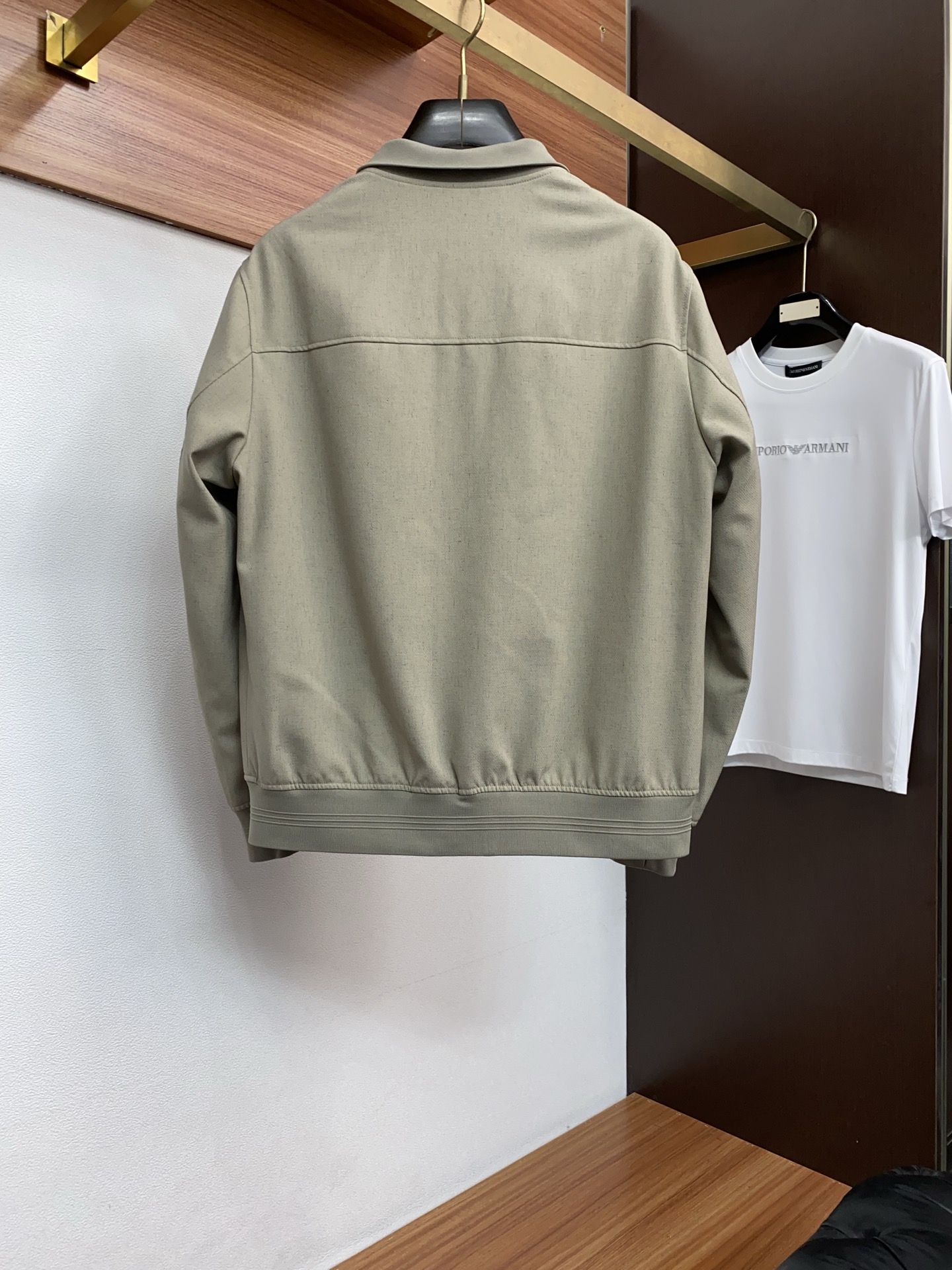 杰尼亚 2026新款男士休闲定制夹克外套。穿上简约干练的休闲外套，又是活力满满的状态，麻棉面料全部需要定