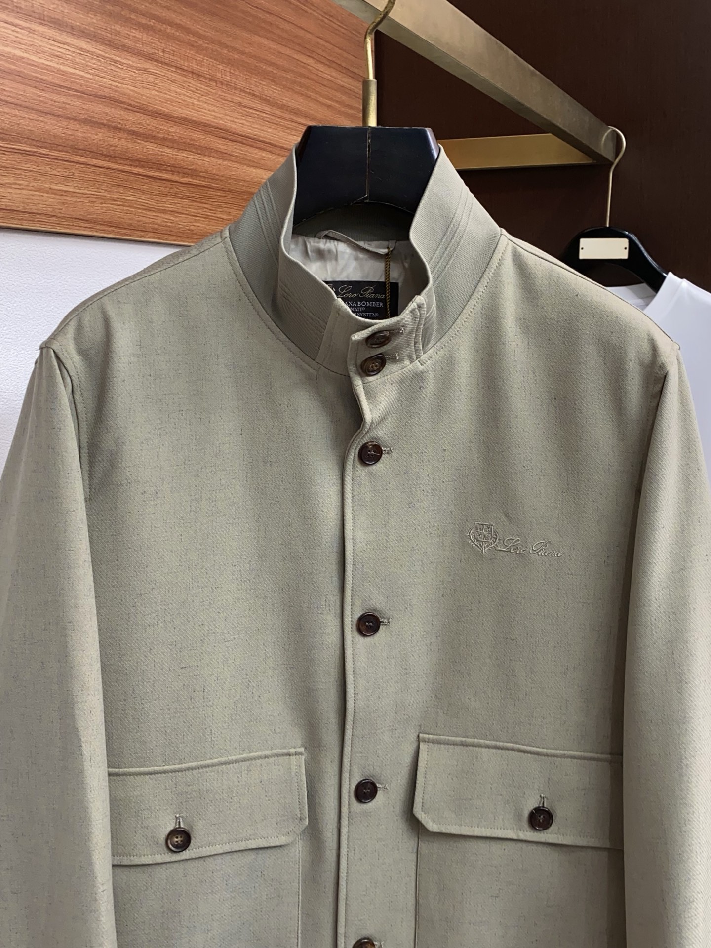 杰尼亚 2026新款男士休闲定制夹克外套。穿上简约干练的休闲外套，又是活力满满的状态，麻棉面料全部需要定