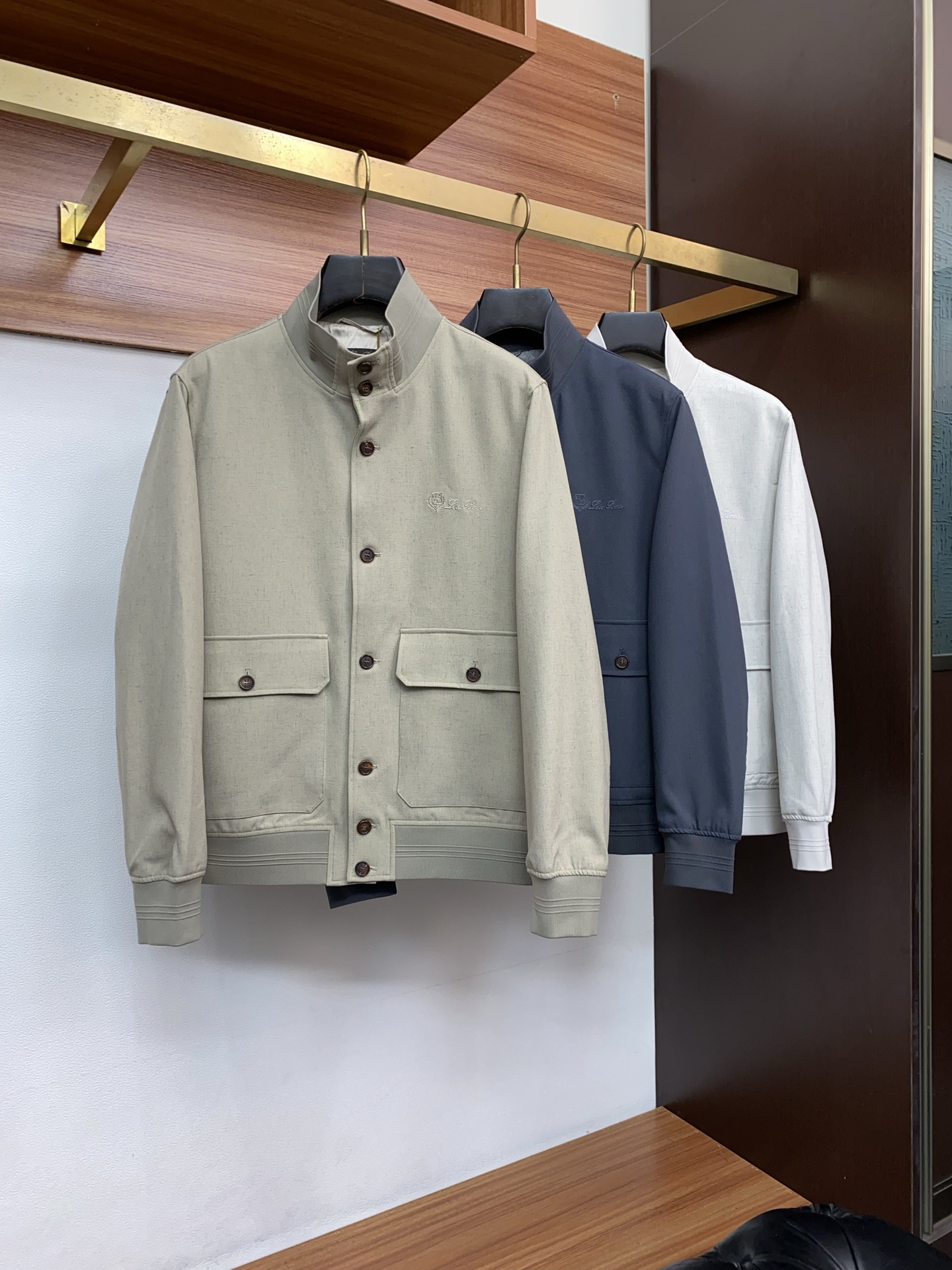 杰尼亚 2026新款男士休闲定制夹克外套。穿上简约干练的休闲外套，又是活力满满的状态，麻棉面料全部需要定