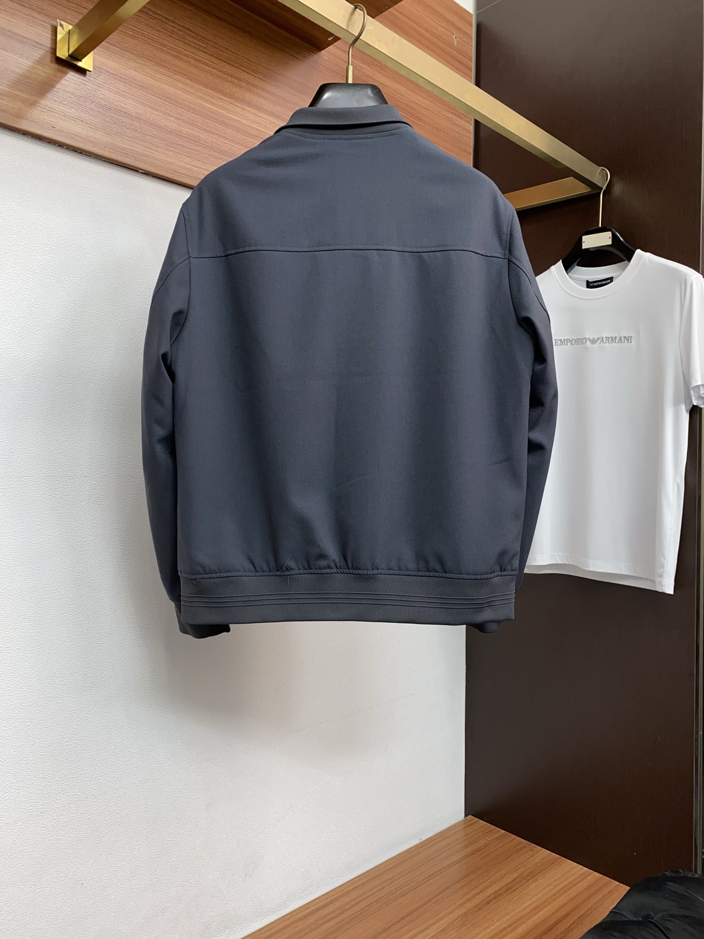 杰尼亚 2026新款男士休闲定制夹克外套。穿上简约干练的休闲外套，又是活力满满的状态，麻棉面料全部需要定