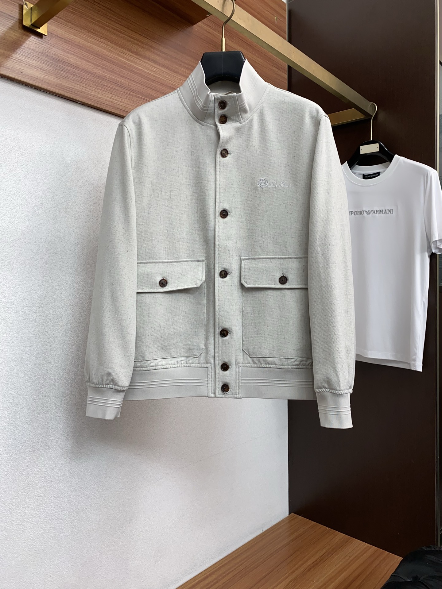 杰尼亚 2026新款男士休闲定制夹克外套。穿上简约干练的休闲外套，又是活力满满的状态，麻棉面料全部需要定