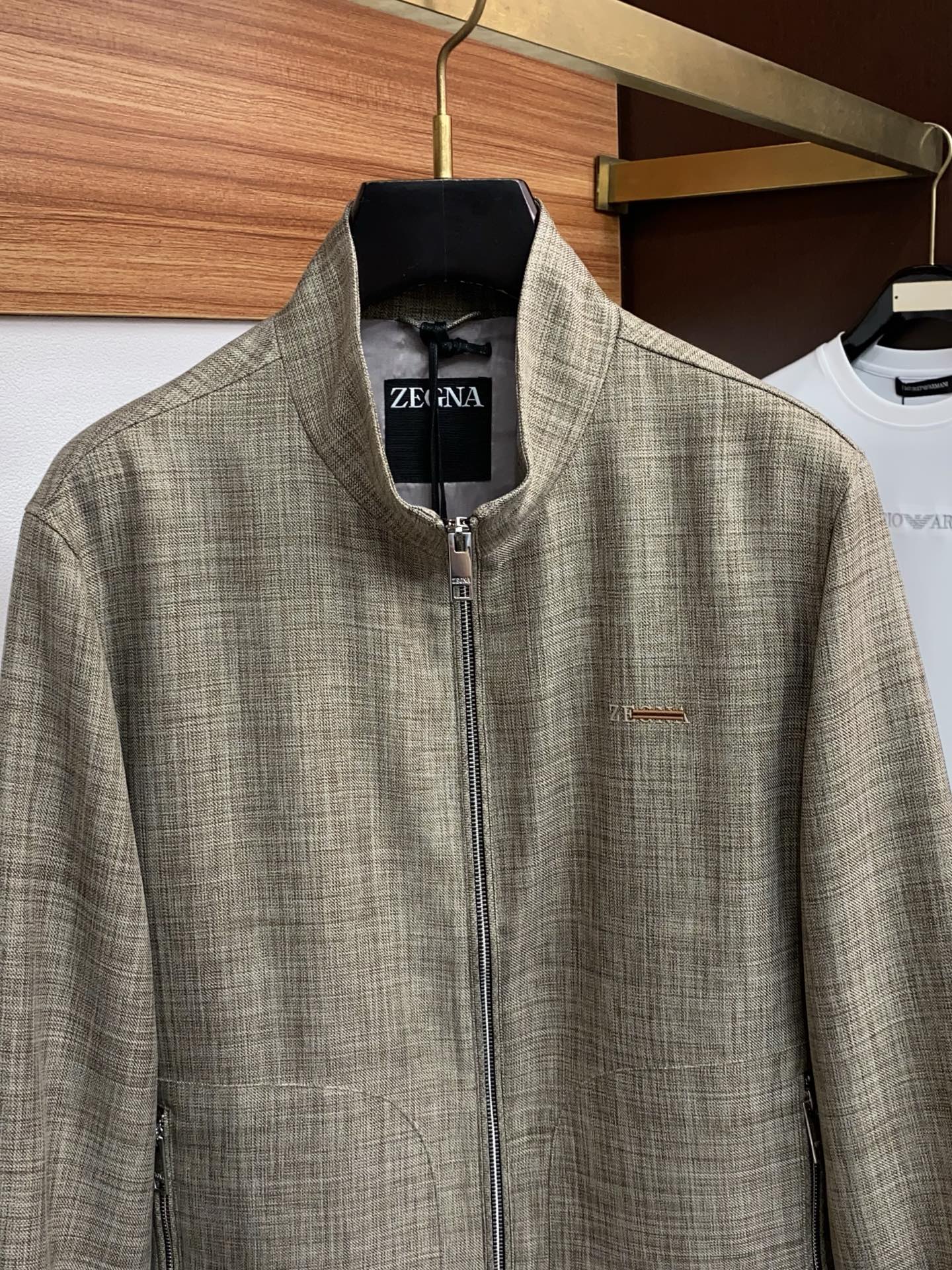 杰尼亚 2026新款男士休闲定制夹克外套。穿上简约干练的休闲外套，又是活力满满的状态，麻棉面料全部需要定