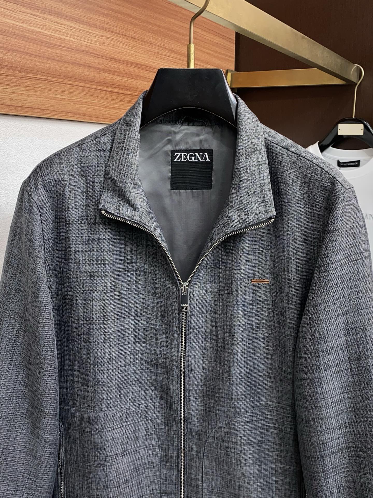 杰尼亚 2026新款男士休闲定制夹克外套。穿上简约干练的休闲外套，又是活力满满的状态，麻棉面料全部需要定