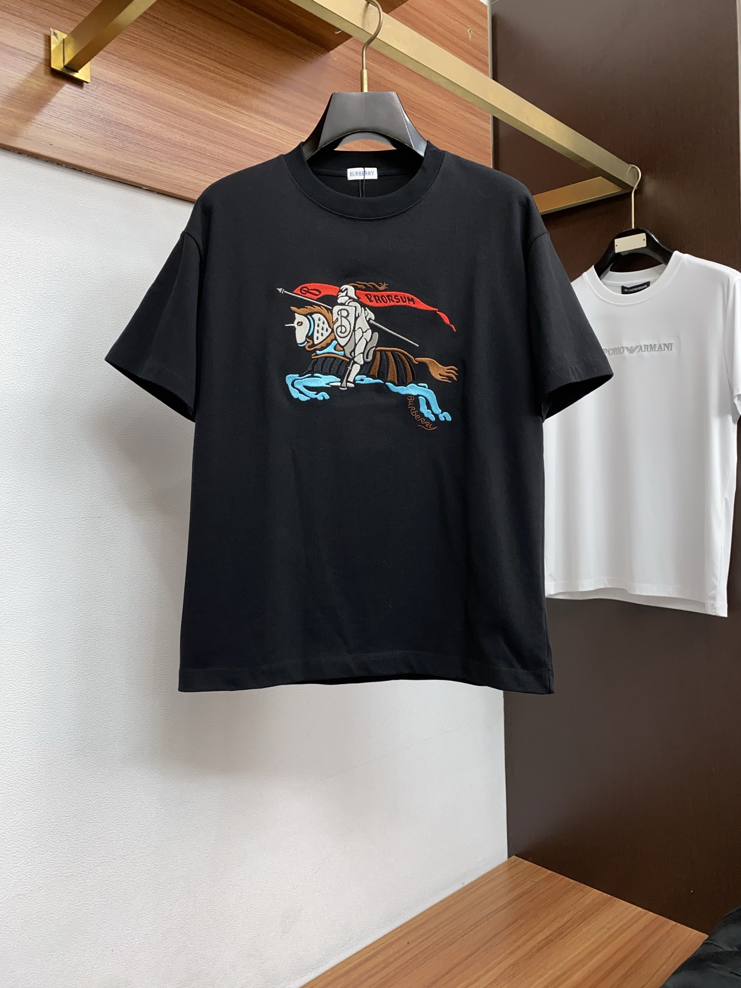 巴宝莉 2026新款AW新品，时尚休闲打短袖 专柜同步有售，定制长绒棉面料，工艺极度复杂，视觉相当雅致时