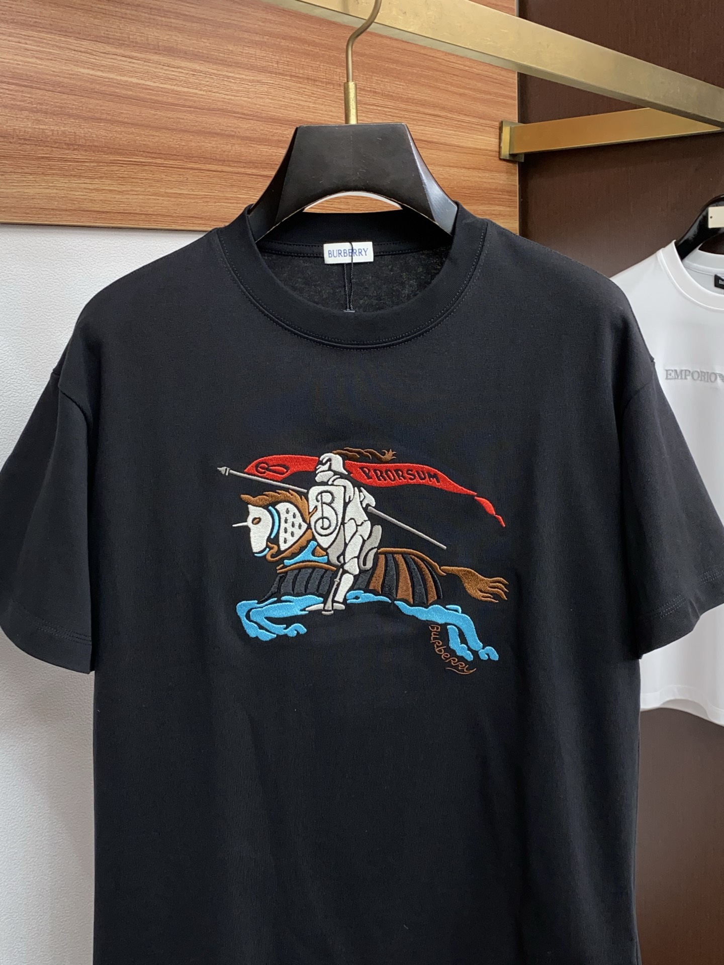 巴宝莉 2026新款AW新品，时尚休闲打短袖 专柜同步有售，定制长绒棉面料，工艺极度复杂，视觉相当雅致时