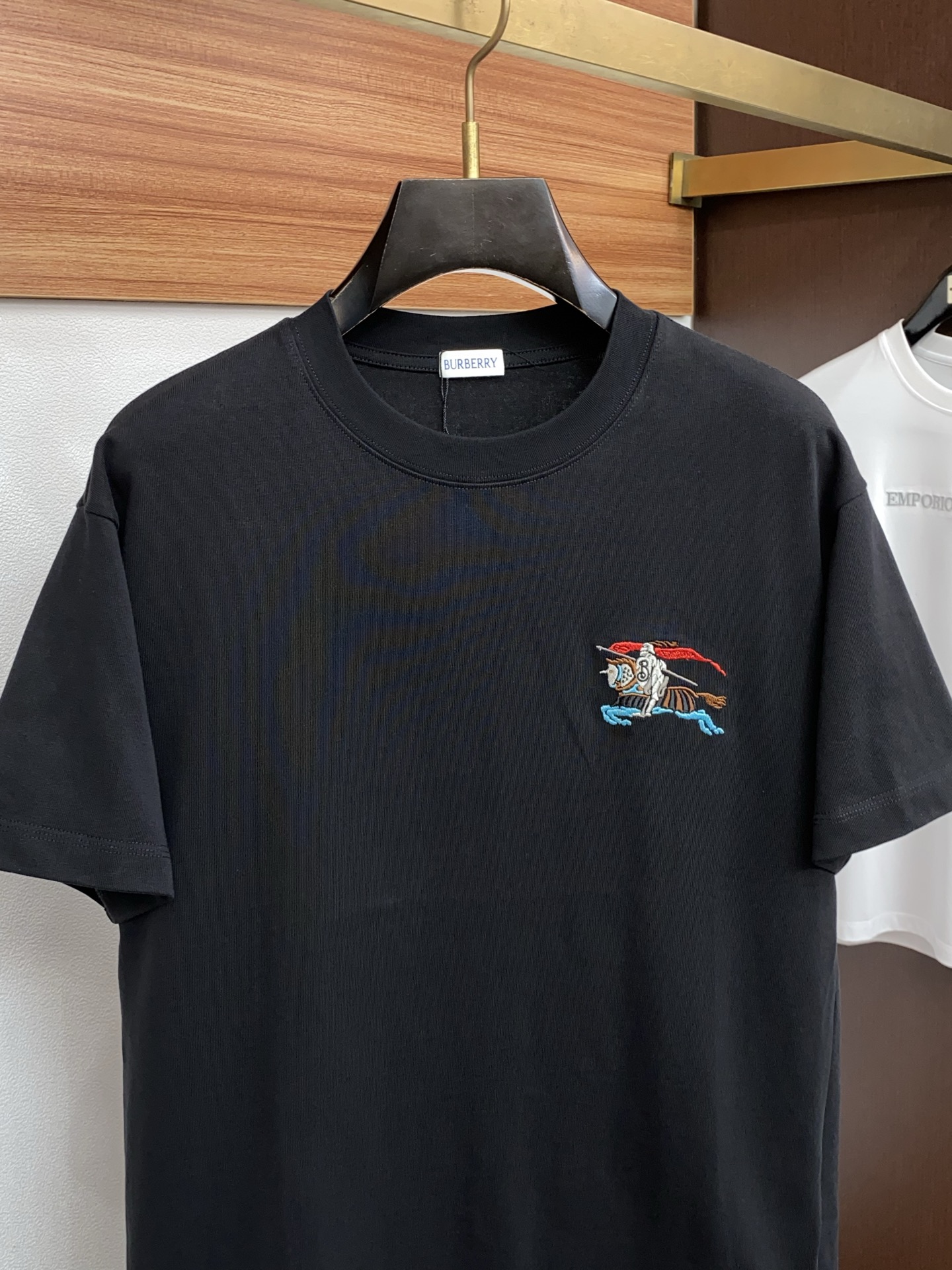 巴宝莉 2026新款AW新品，时尚休闲打短袖 专柜同步有售，定制长绒棉面料，工艺极度复杂，视觉相当雅致时