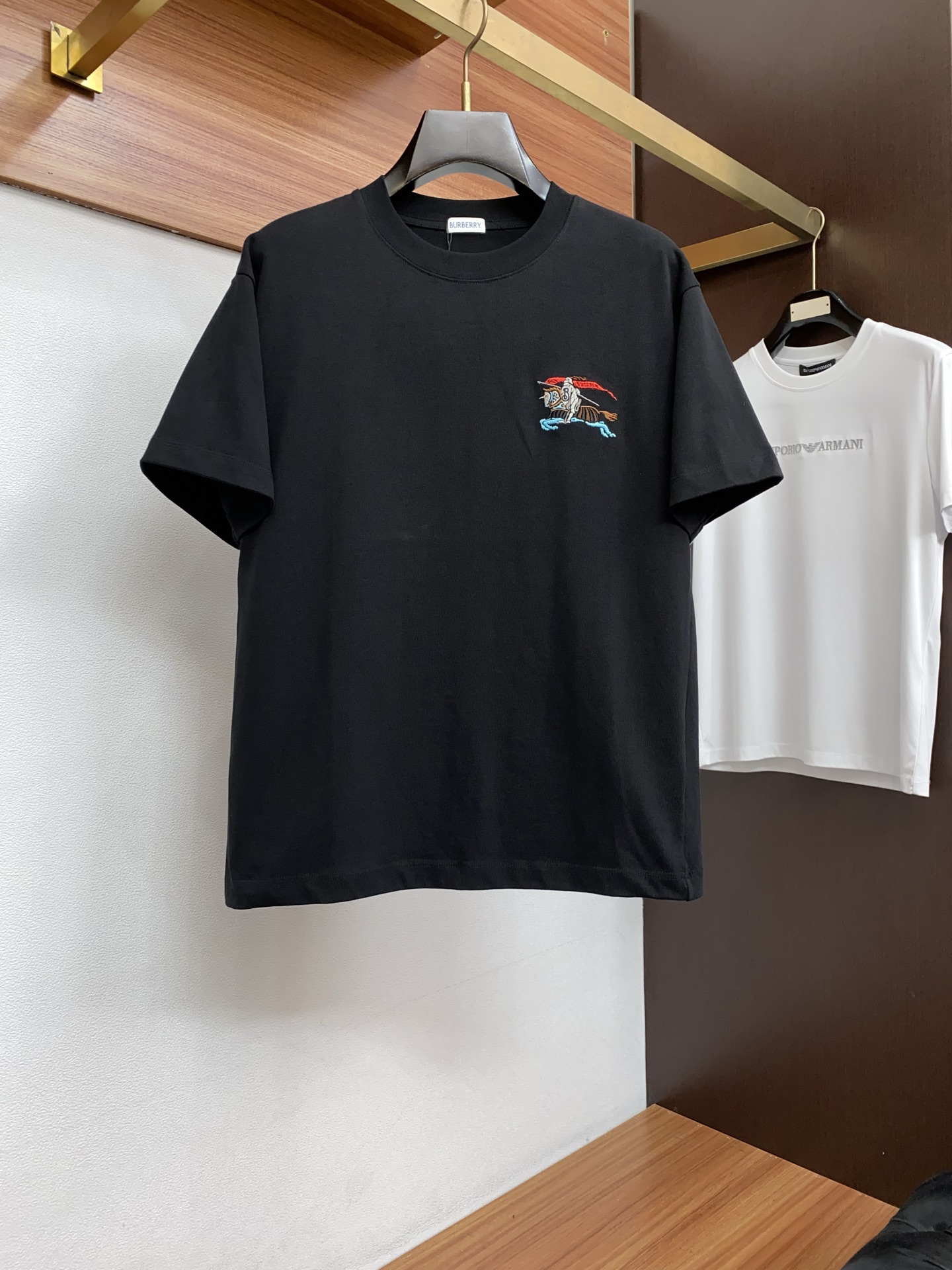 巴宝莉 2026新款AW新品，时尚休闲打短袖 专柜同步有售，定制长绒棉面料，工艺极度复杂，视觉相当雅致时