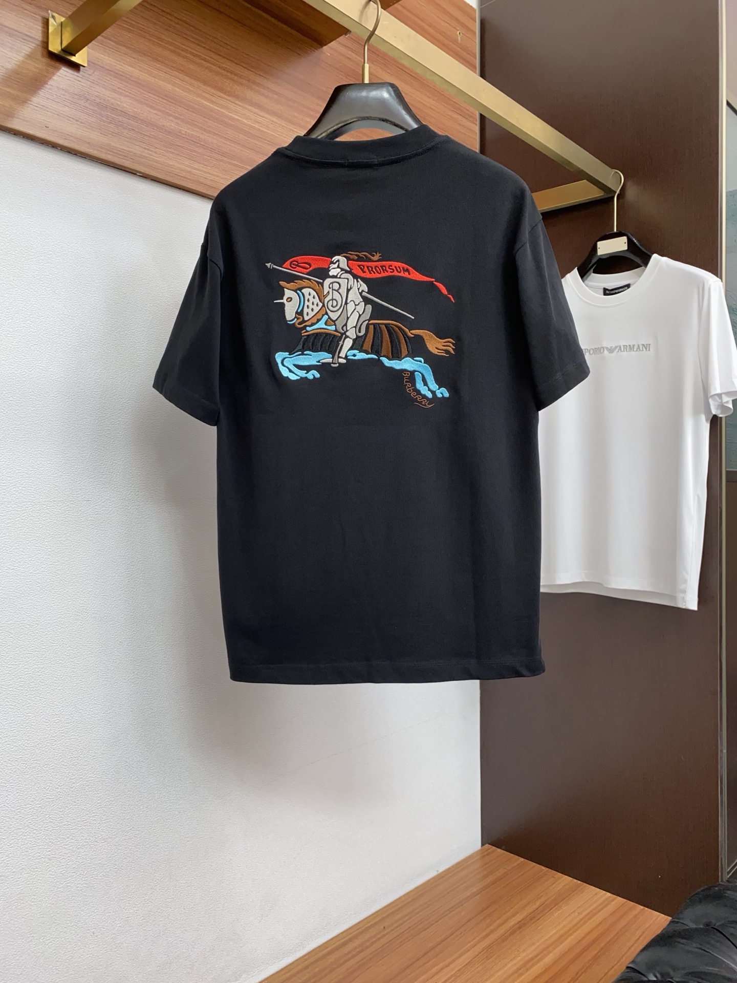 巴宝莉 2026新款AW新品，时尚休闲打短袖 专柜同步有售，定制长绒棉面料，工艺极度复杂，视觉相当雅致时