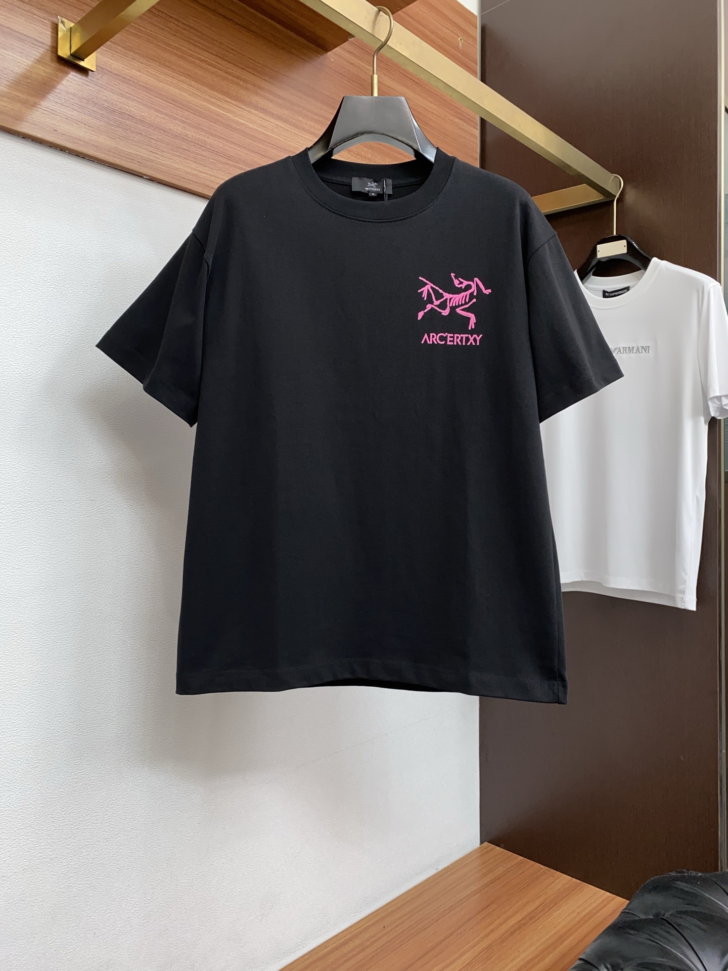 始祖鸟 2026新款AW新品，时尚休闲打短袖 专柜同步有售，定制长绒棉面料，工艺极度复杂，视觉相当雅致时