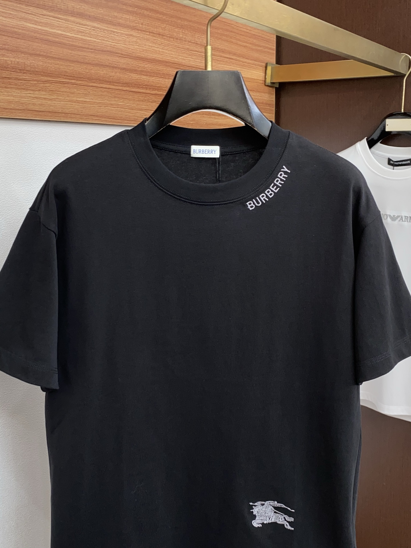 2026新款AW新品，时尚休闲打短袖 专柜同步有售，定制长绒棉面料，工艺极度复杂，视觉相当雅致时髦，高贵