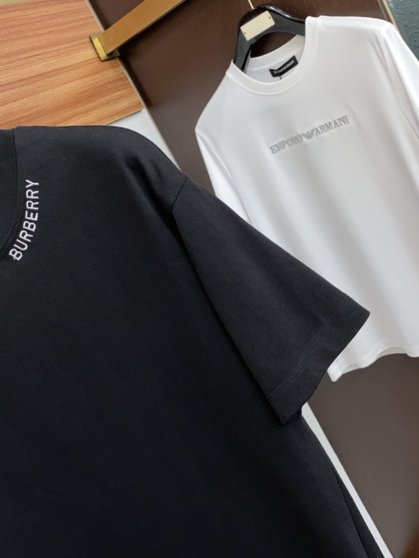 2026新款AW新品，时尚休闲打短袖 专柜同步有售，定制长绒棉面料，工艺极度复杂，视觉相当雅致时髦，高贵