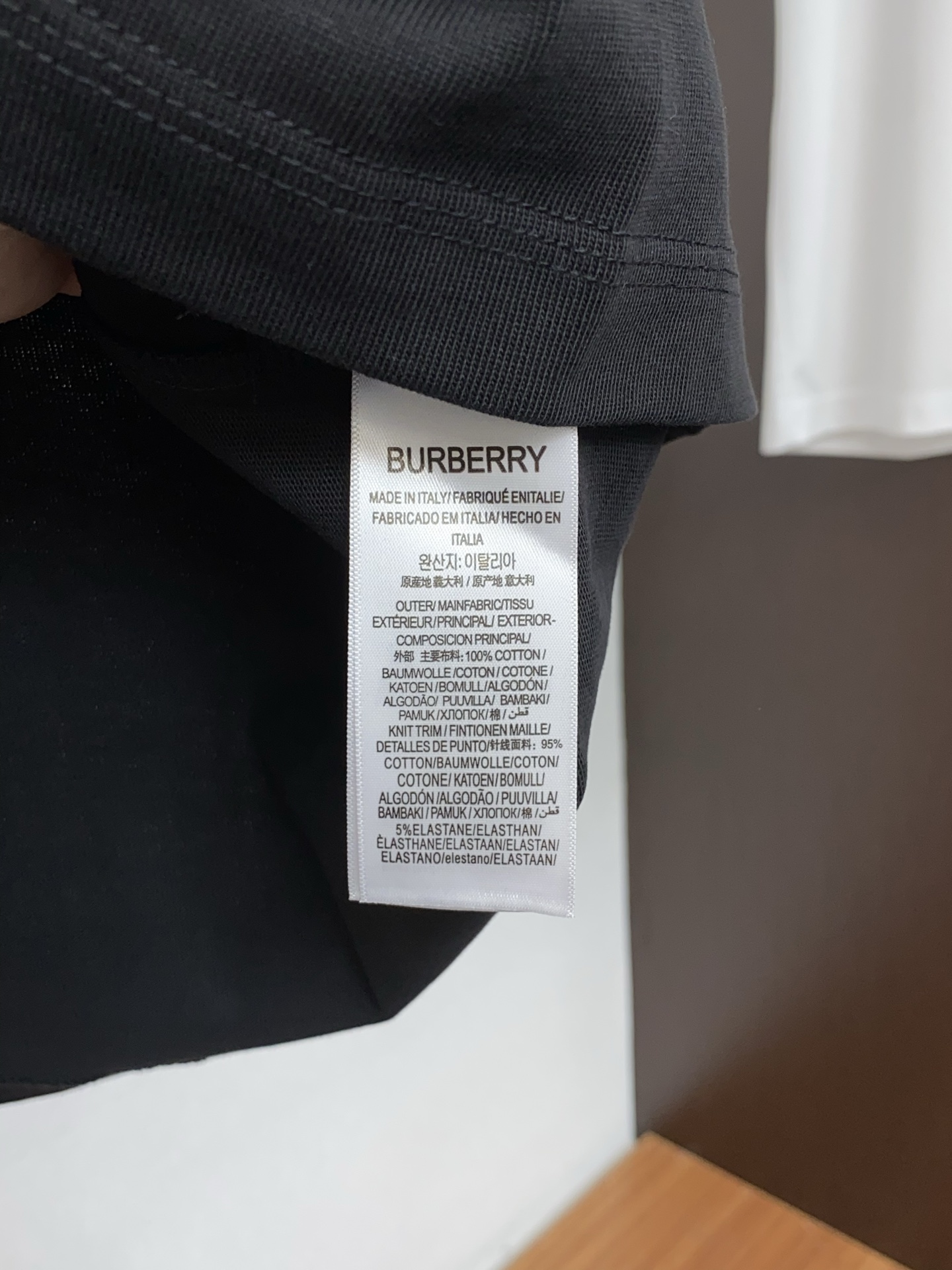 2026新款AW新品，时尚休闲打短袖 专柜同步有售，定制长绒棉面料，工艺极度复杂，视觉相当雅致时髦，高贵