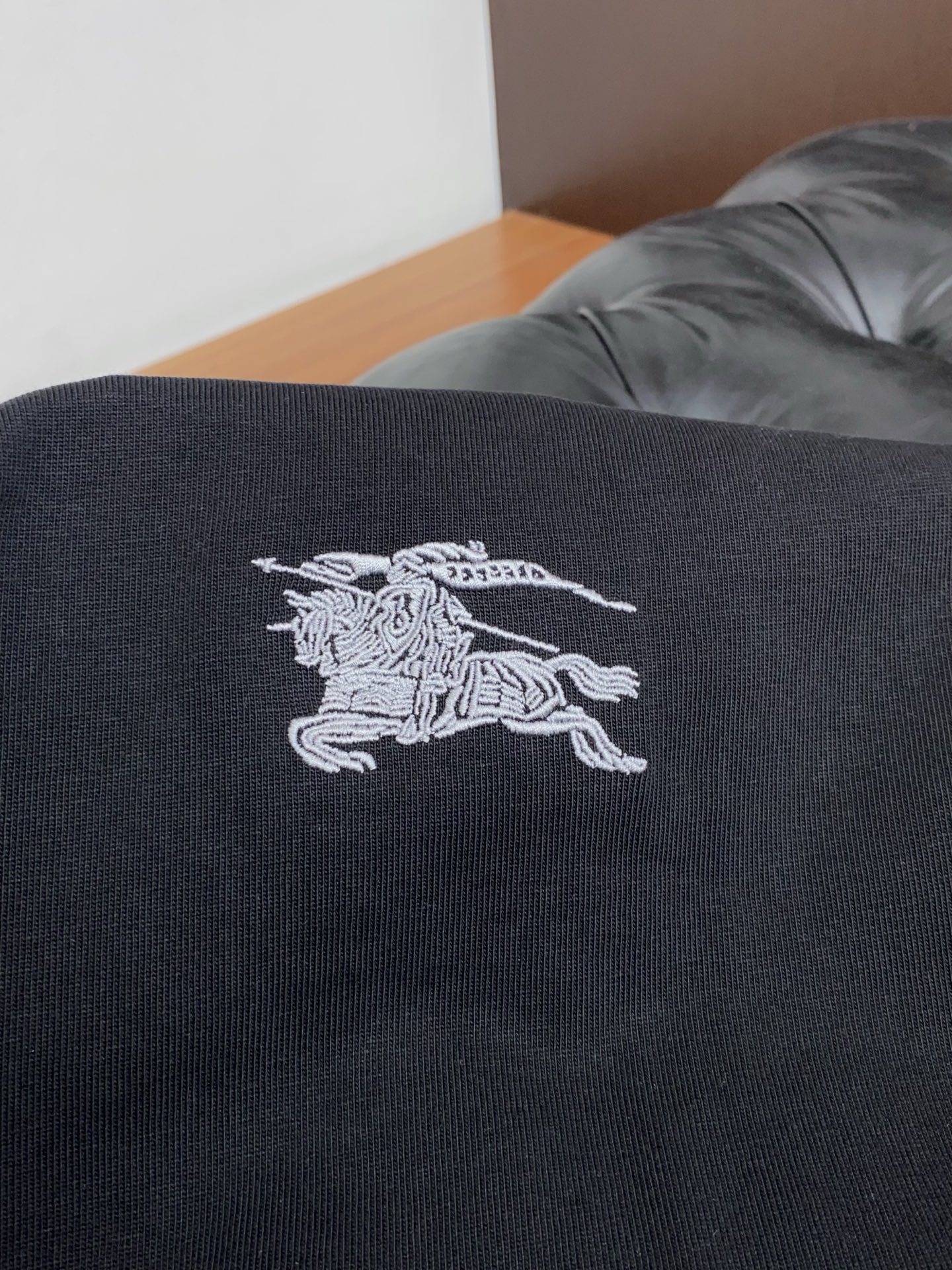 2026新款AW新品，时尚休闲打短袖 专柜同步有售，定制长绒棉面料，工艺极度复杂，视觉相当雅致时髦，高贵