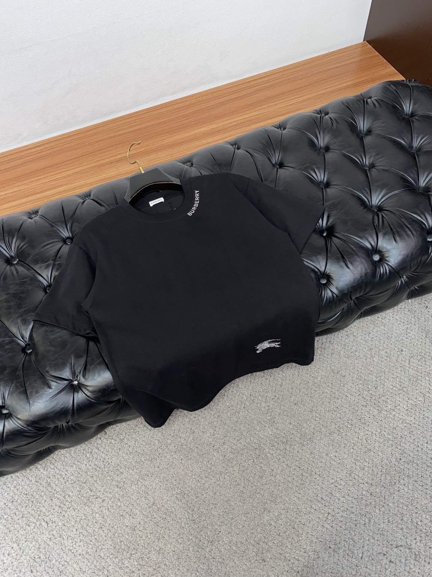 2026新款AW新品，时尚休闲打短袖 专柜同步有售，定制长绒棉面料，工艺极度复杂，视觉相当雅致时髦，高贵