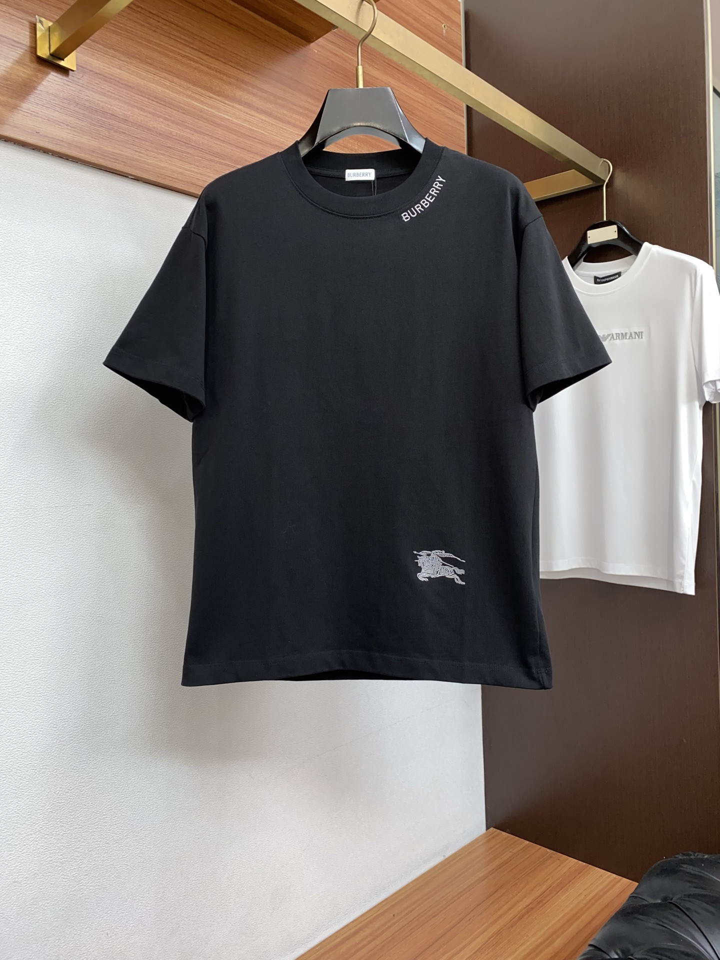 2026新款AW新品，时尚休闲打短袖 专柜同步有售，定制长绒棉面料，工艺极度复杂，视觉相当雅致时髦，高贵