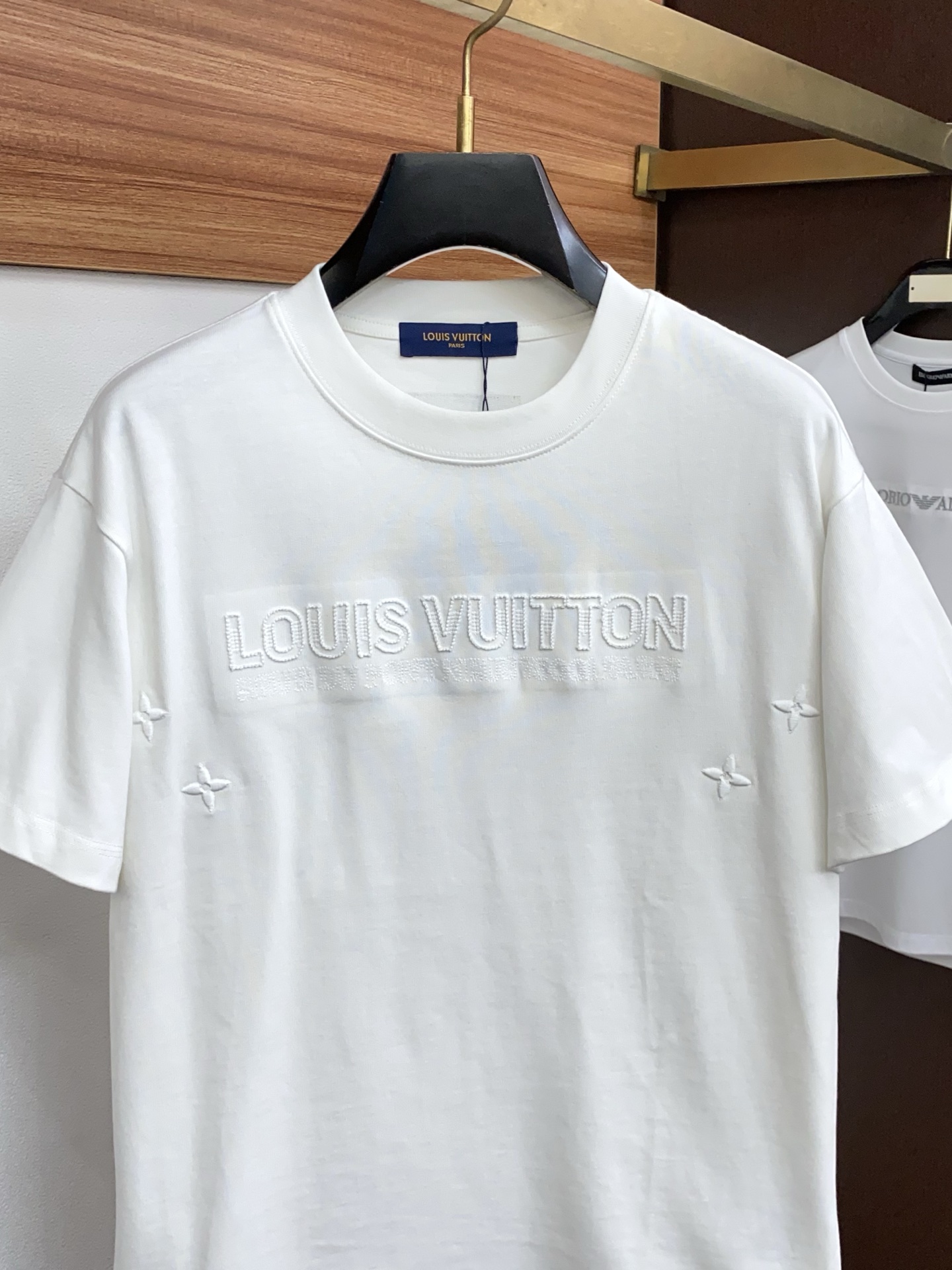 1v路易威登 2026新款AW新品，时尚休闲打短袖 专柜同步有售，定制长绒棉面料，工艺极度复杂，视觉相当