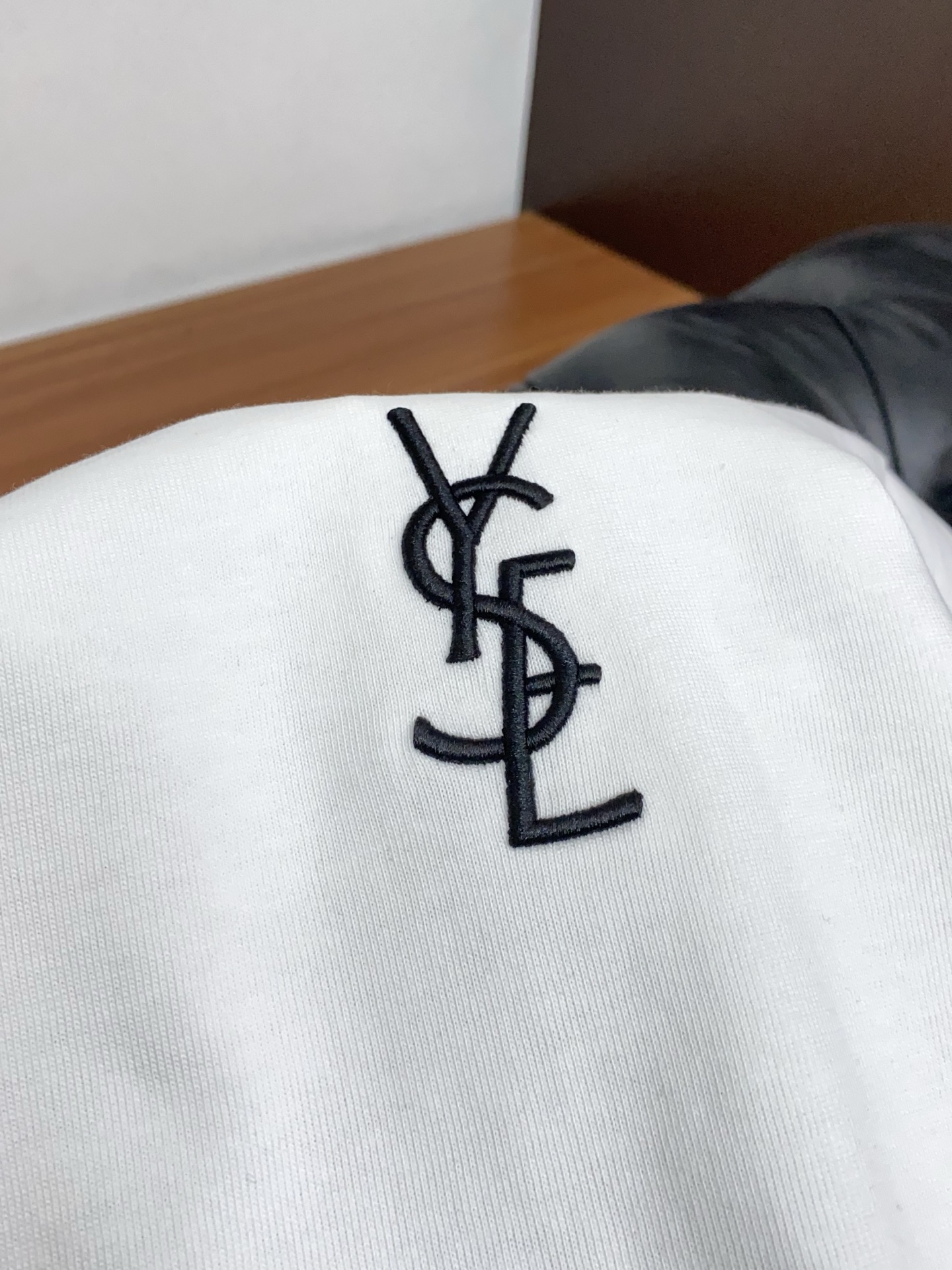 2026新款AW新品，时尚休闲打短袖 专柜同步有售，定制长绒棉面料，工艺极度复杂，视觉相当雅致时髦，高贵