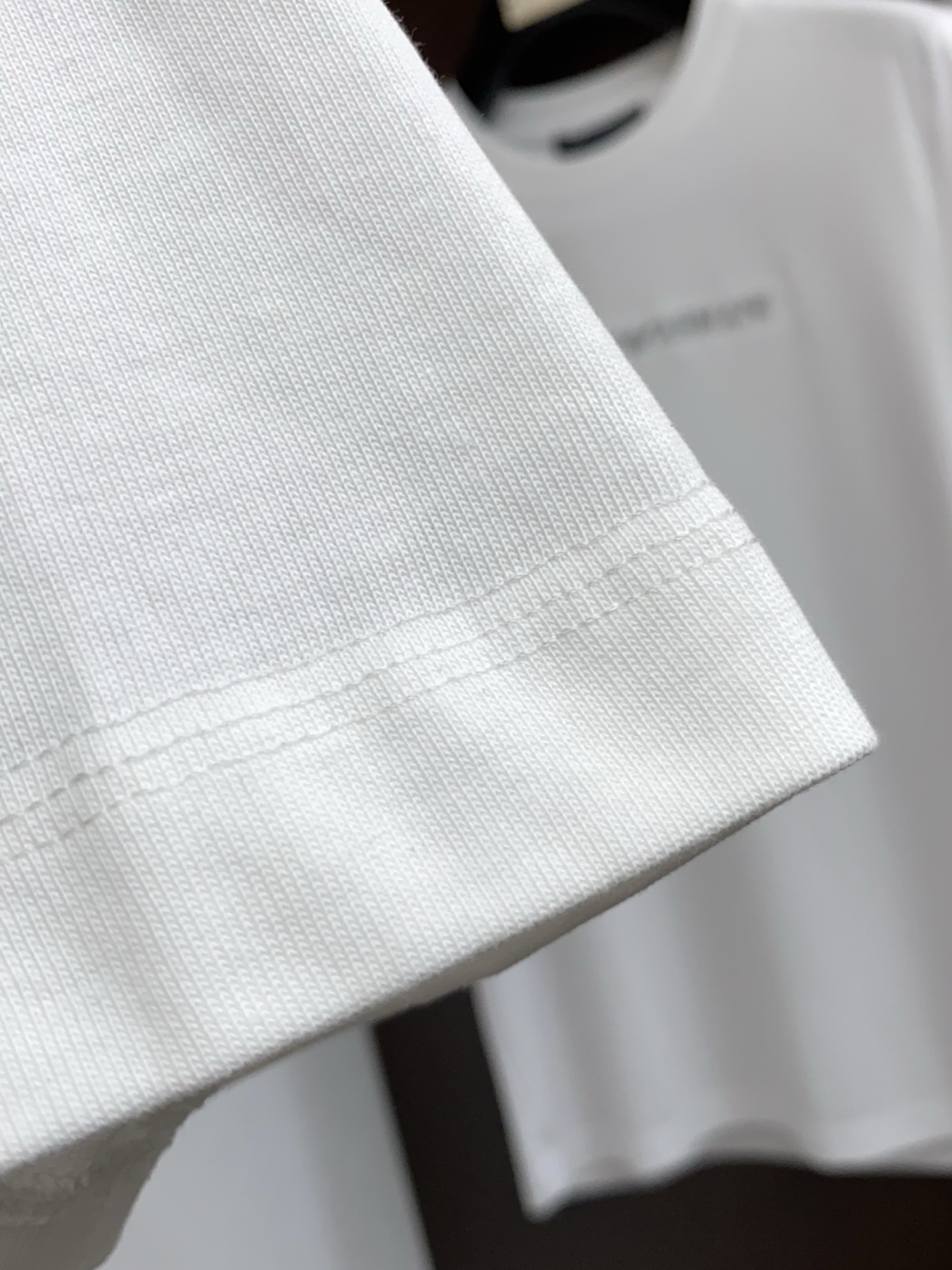 2026新款AW新品，时尚休闲打短袖 专柜同步有售，定制长绒棉面料，工艺极度复杂，视觉相当雅致时髦，高贵