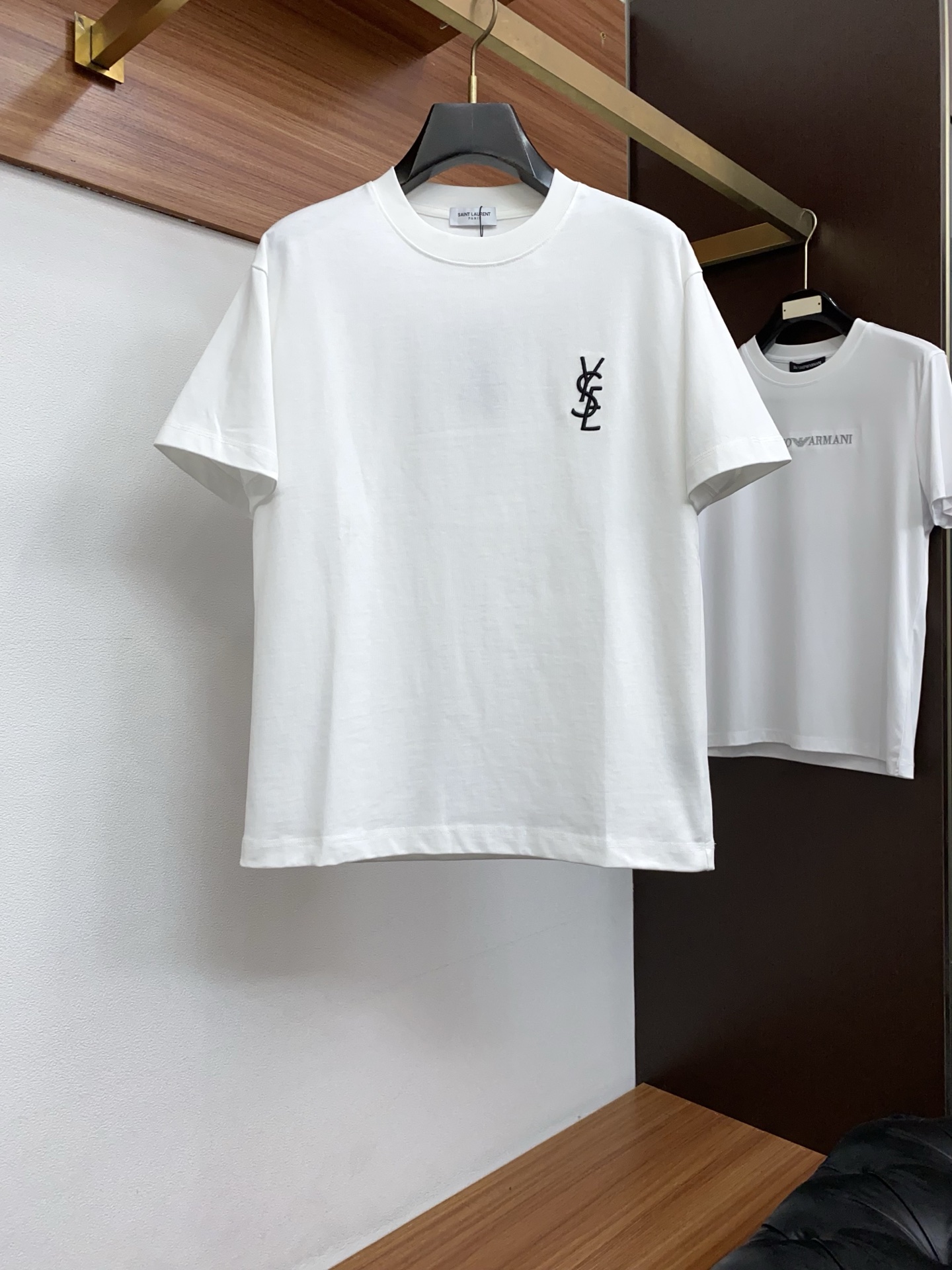 2026新款AW新品，时尚休闲打短袖 专柜同步有售，定制长绒棉面料，工艺极度复杂，视觉相当雅致时髦，高贵