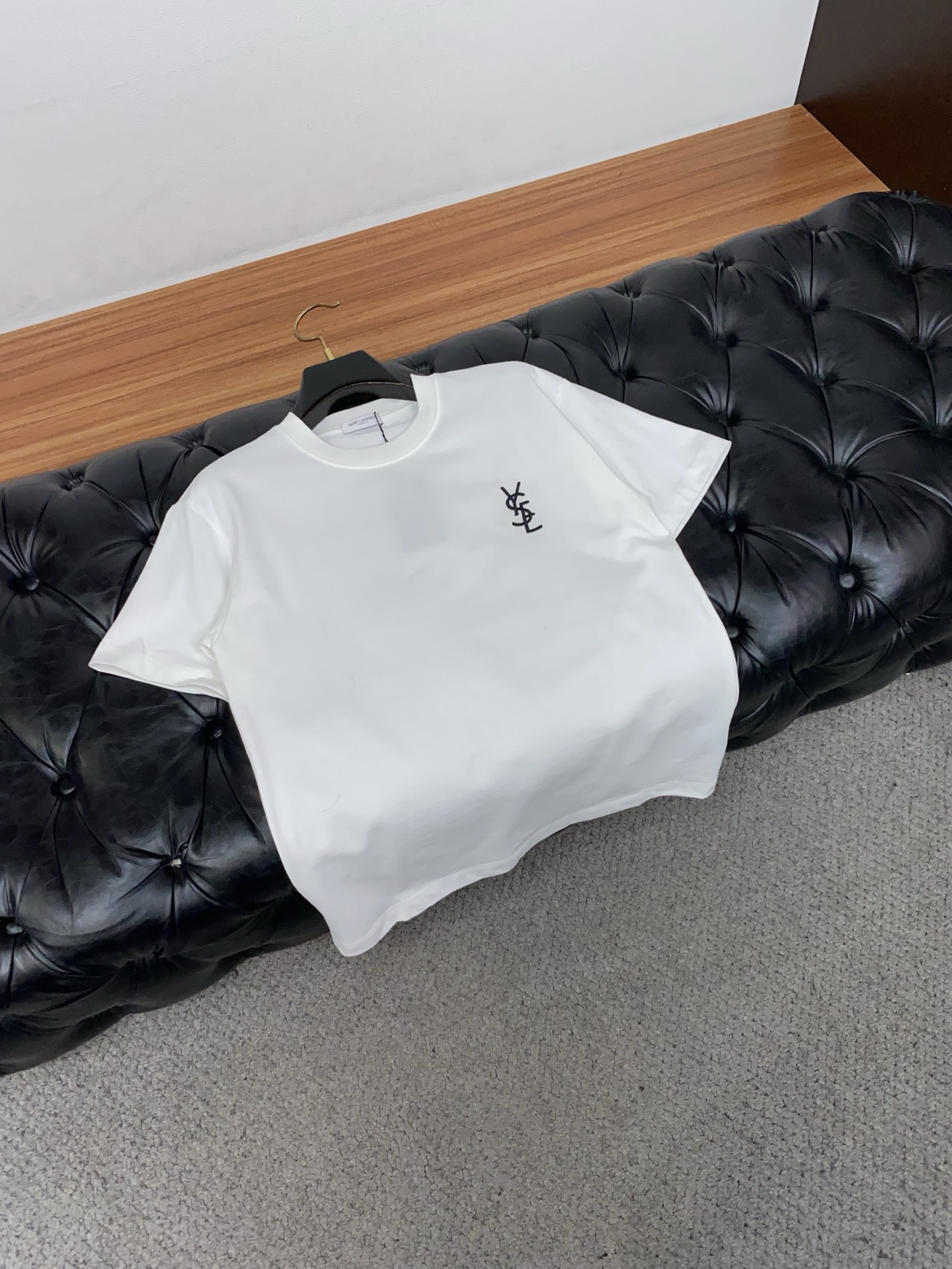 2026新款AW新品，时尚休闲打短袖 专柜同步有售，定制长绒棉面料，工艺极度复杂，视觉相当雅致时髦，高贵