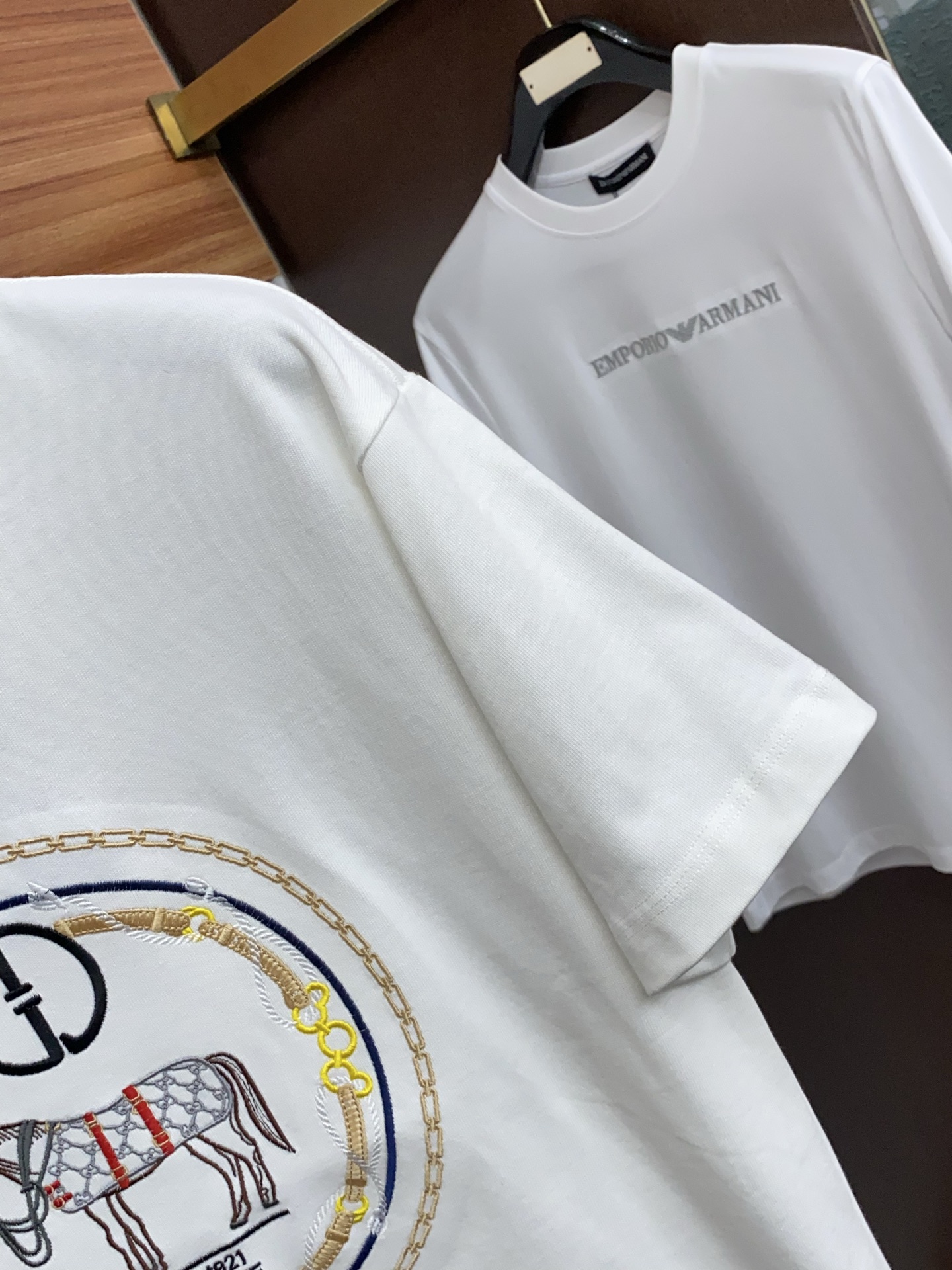 2026新款AW新品，时尚休闲打短袖 专柜同步有售，定制长绒棉面料，工艺极度复杂，视觉相当雅致时髦，高贵