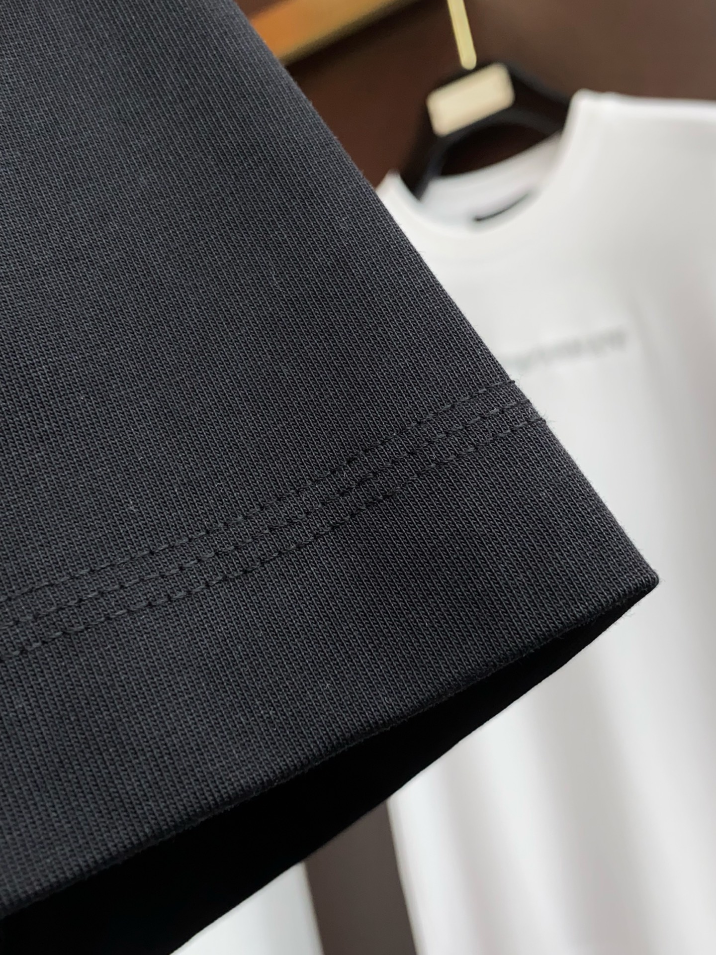 2026新款AW新品，时尚休闲打短袖 专柜同步有售，定制长绒棉面料，工艺极度复杂，视觉相当雅致时髦，高贵