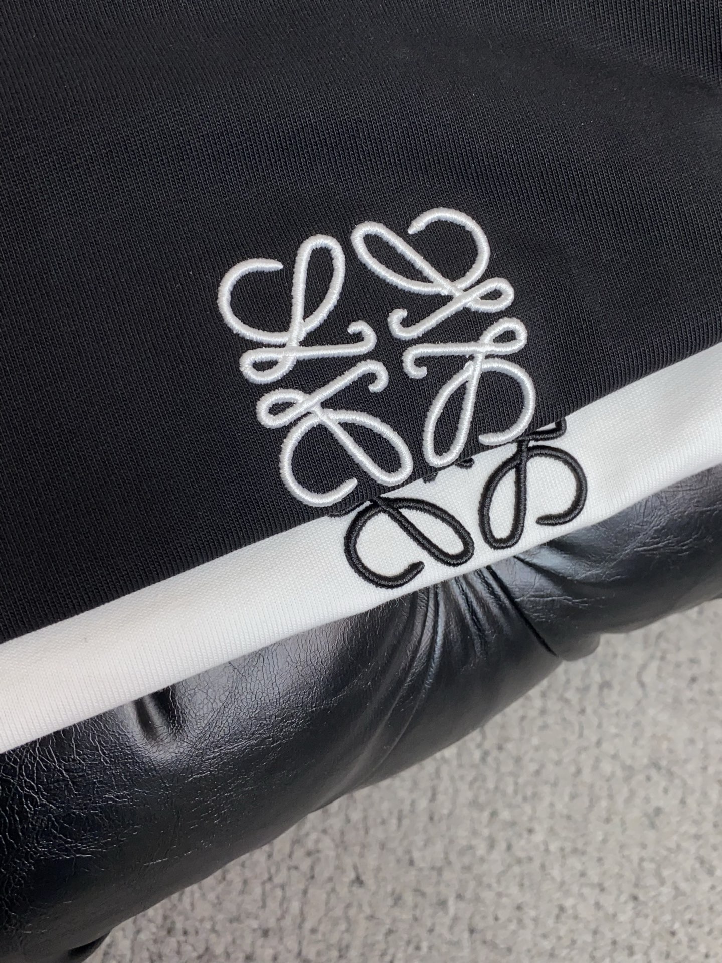 2026新款AW新品，时尚休闲打短袖 专柜同步有售，定制长绒棉面料，工艺极度复杂，视觉相当雅致时髦，高贵