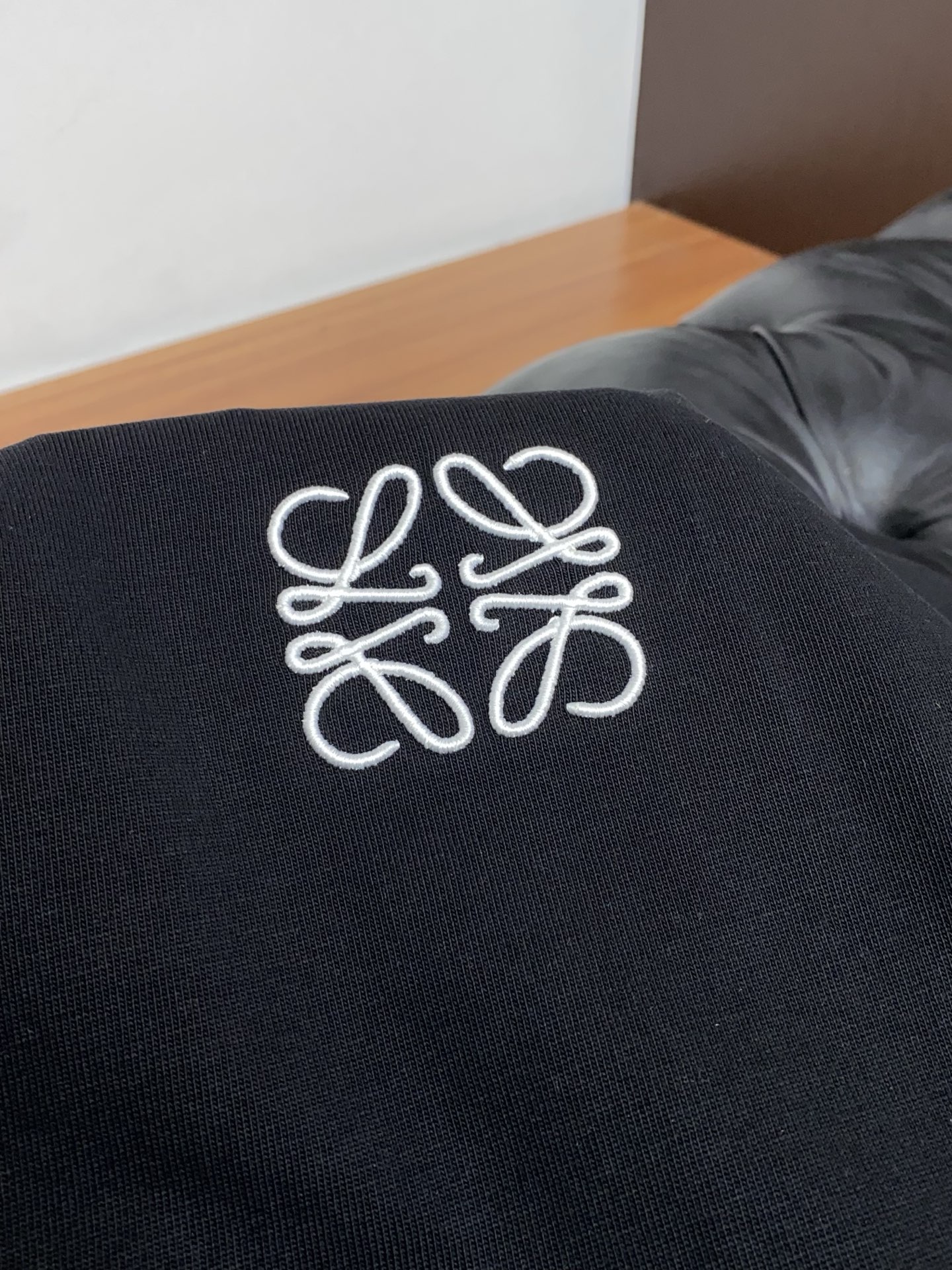 2026新款AW新品，时尚休闲打短袖 专柜同步有售，定制长绒棉面料，工艺极度复杂，视觉相当雅致时髦，高贵