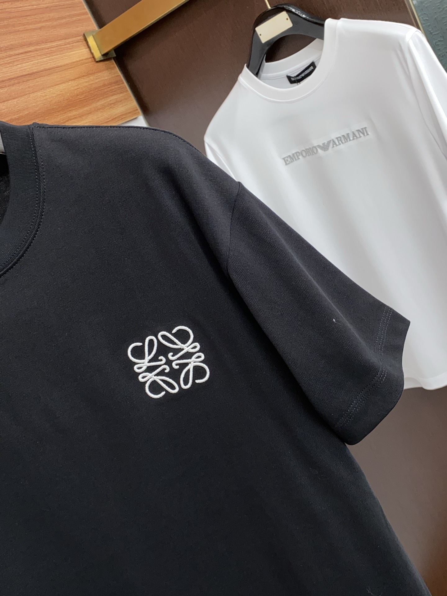 2026新款AW新品，时尚休闲打短袖 专柜同步有售，定制长绒棉面料，工艺极度复杂，视觉相当雅致时髦，高贵