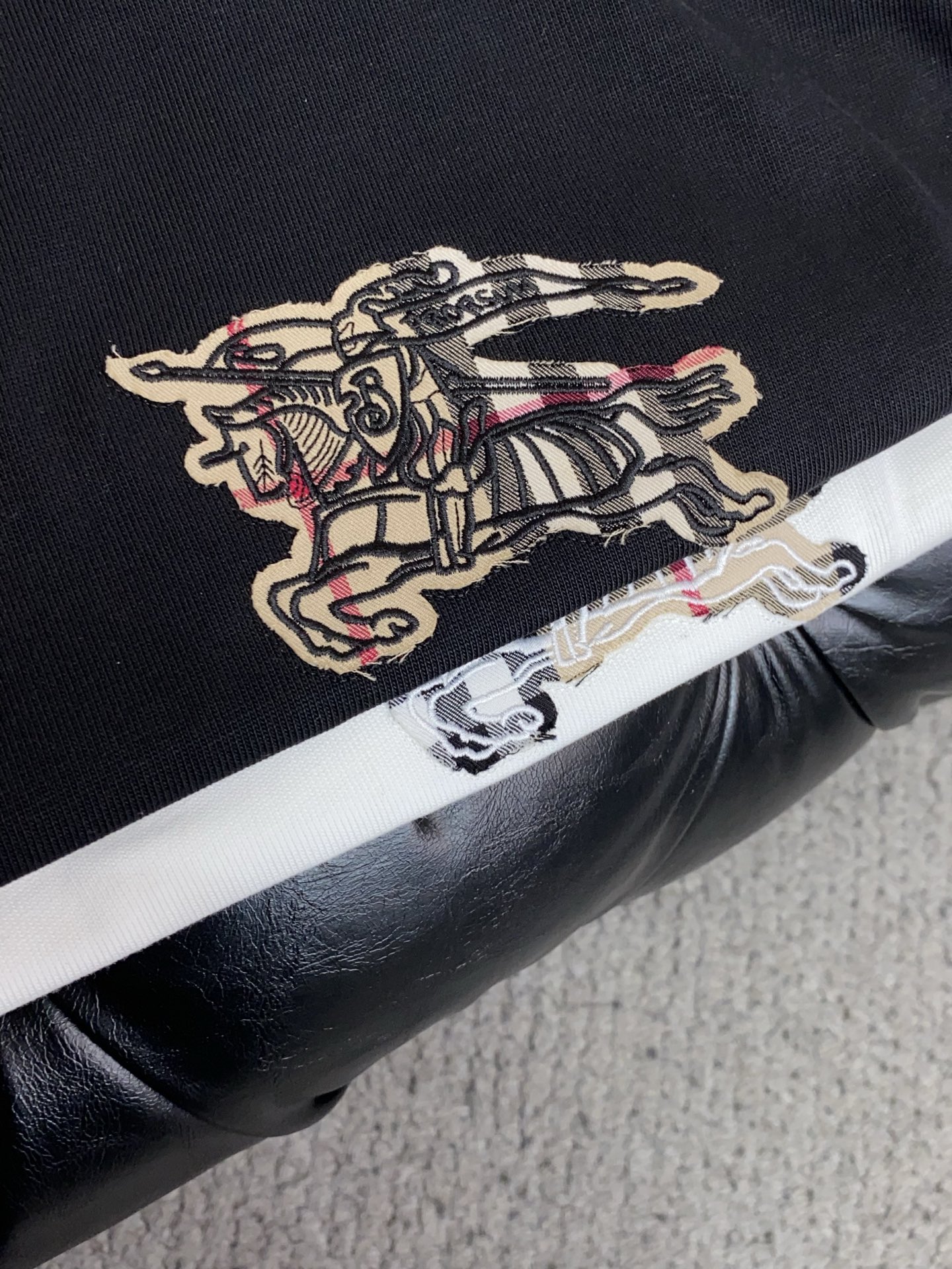 2026新款AW新品，时尚休闲打短袖 专柜同步有售，定制长绒棉面料，工艺极度复杂，视觉相当雅致时髦，高贵