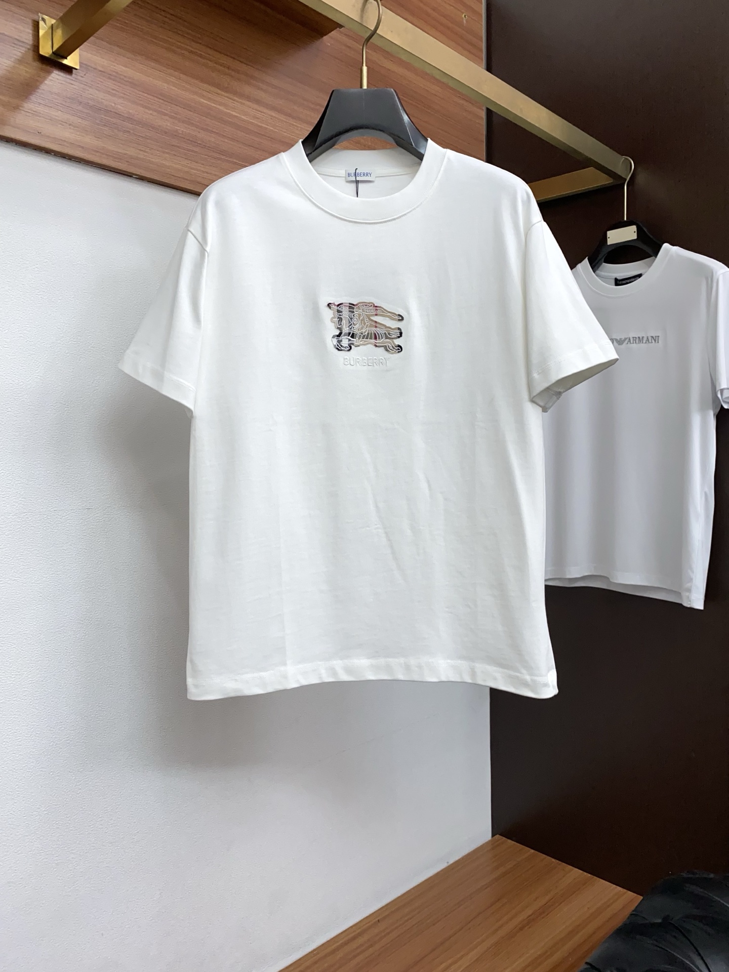 2026新款AW新品，时尚休闲打短袖 专柜同步有售，定制长绒棉面料，工艺极度复杂，视觉相当雅致时髦，高贵