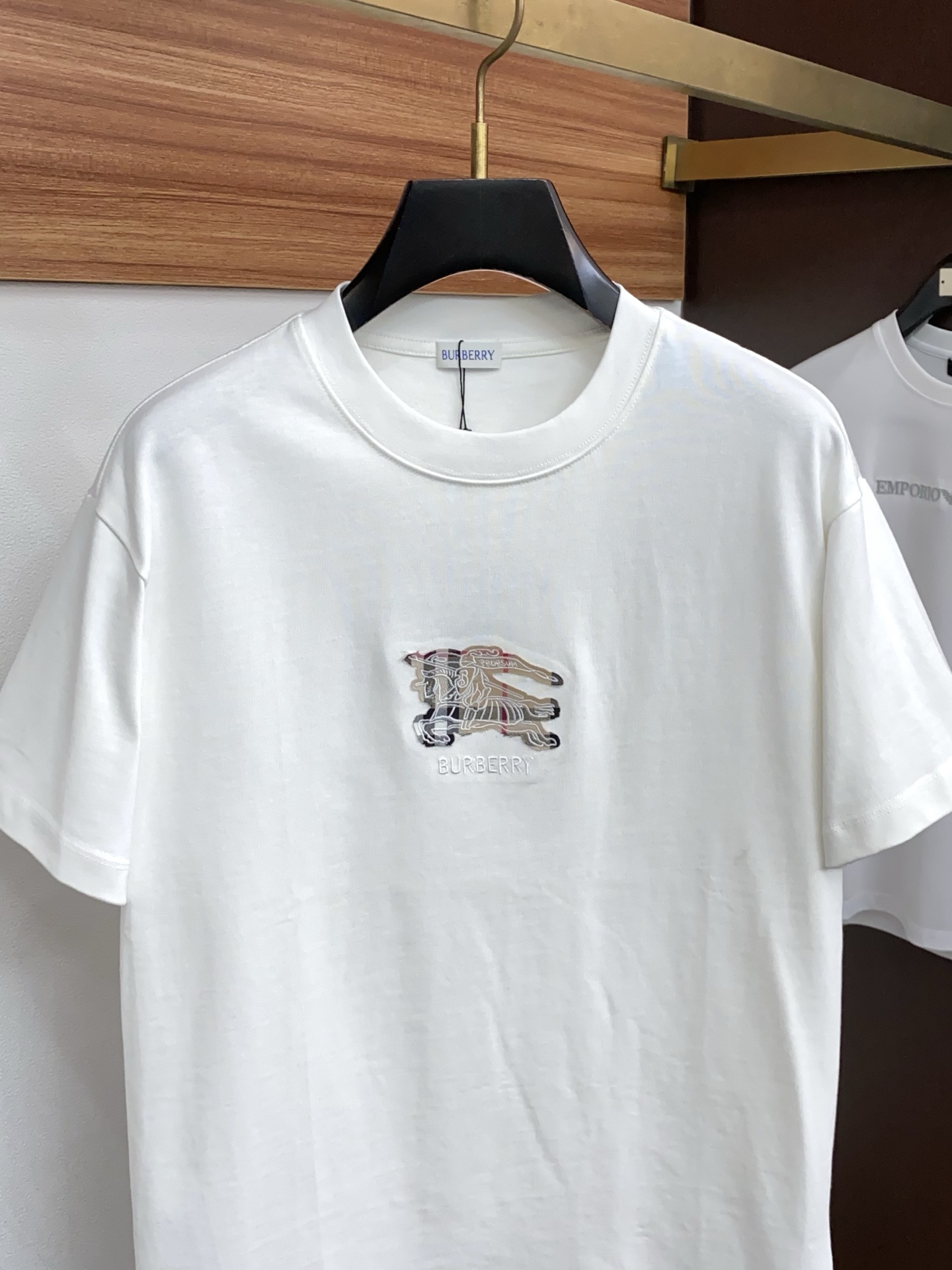 2026新款AW新品，时尚休闲打短袖 专柜同步有售，定制长绒棉面料，工艺极度复杂，视觉相当雅致时髦，高贵