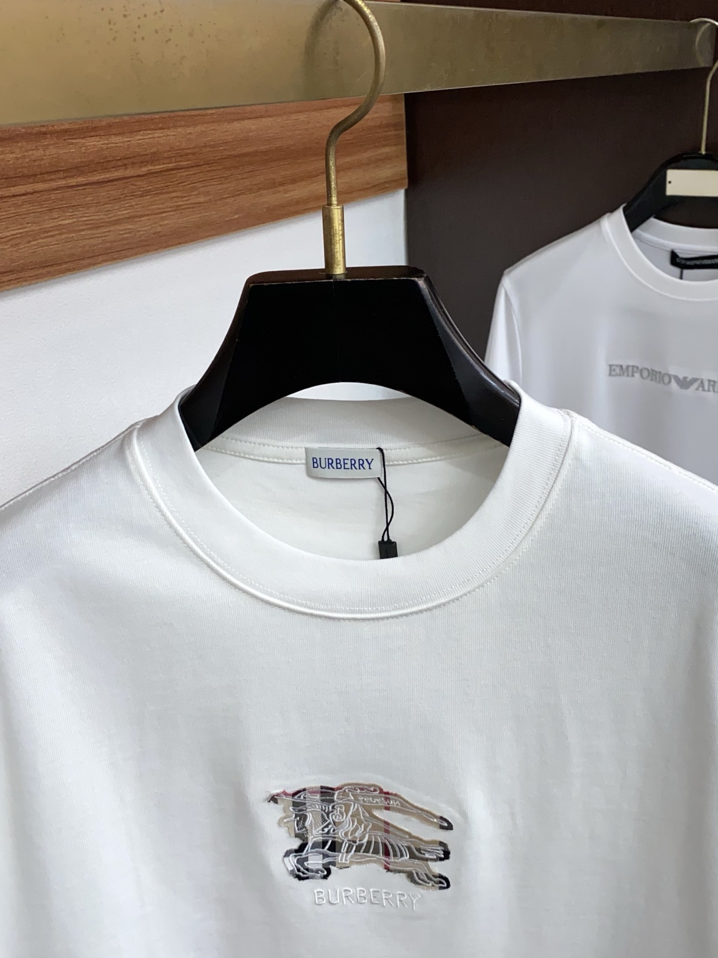 2026新款AW新品，时尚休闲打短袖 专柜同步有售，定制长绒棉面料，工艺极度复杂，视觉相当雅致时髦，高贵