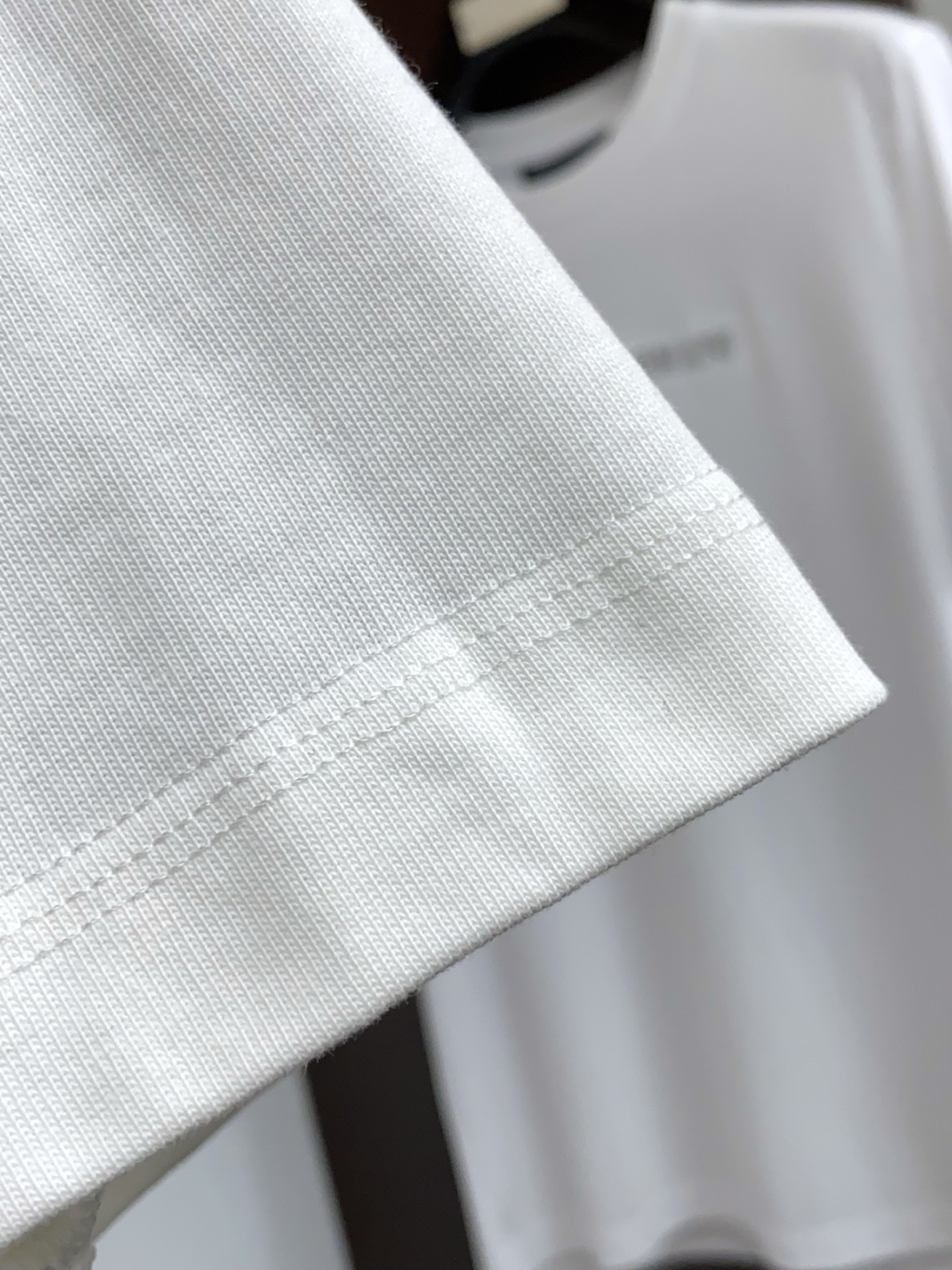 2026新款AW新品，时尚休闲打短袖 专柜同步有售，定制长绒棉面料，工艺极度复杂，视觉相当雅致时髦，高贵