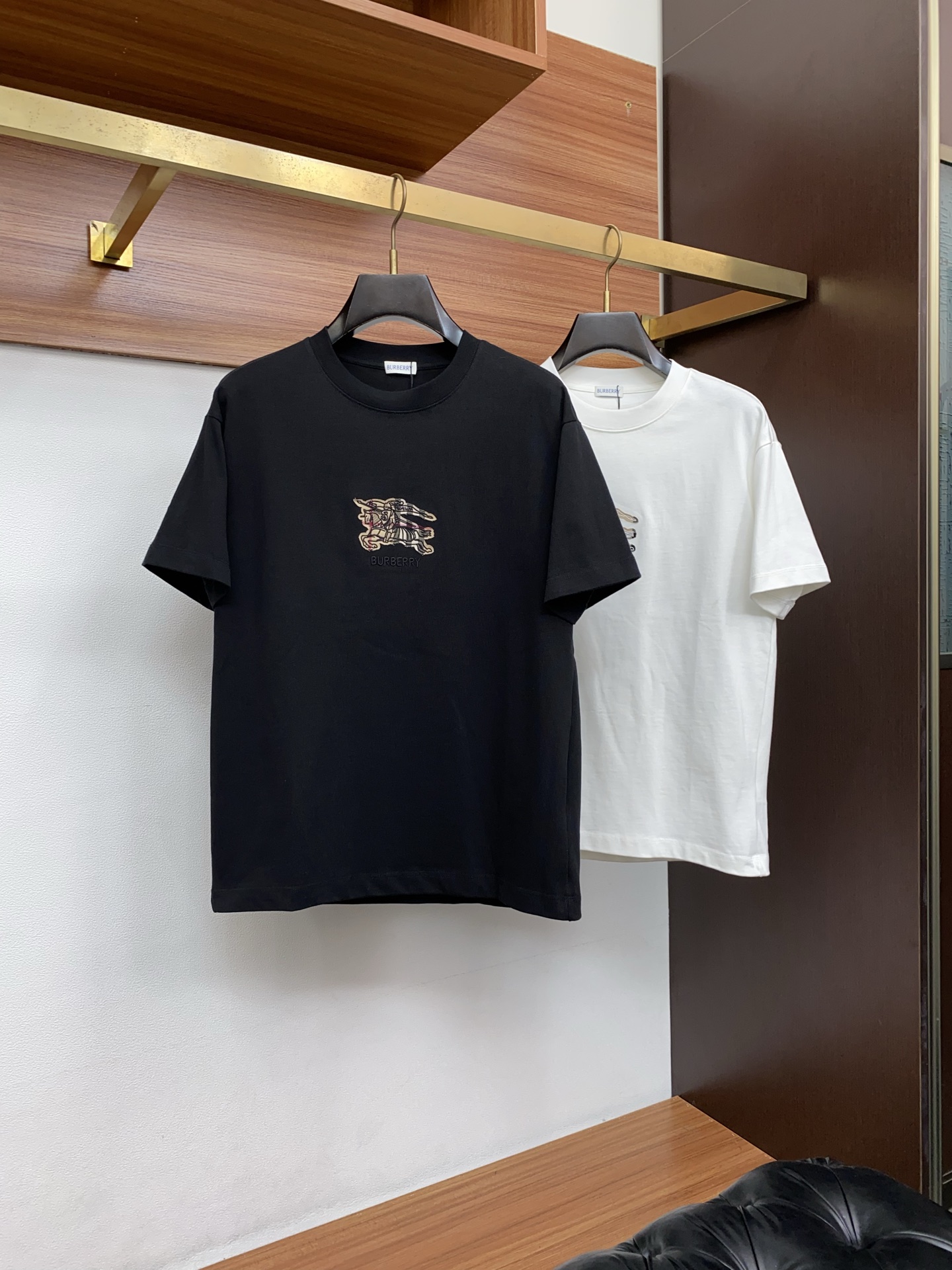 2026新款AW新品，时尚休闲打短袖 专柜同步有售，定制长绒棉面料，工艺极度复杂，视觉相当雅致时髦，高贵